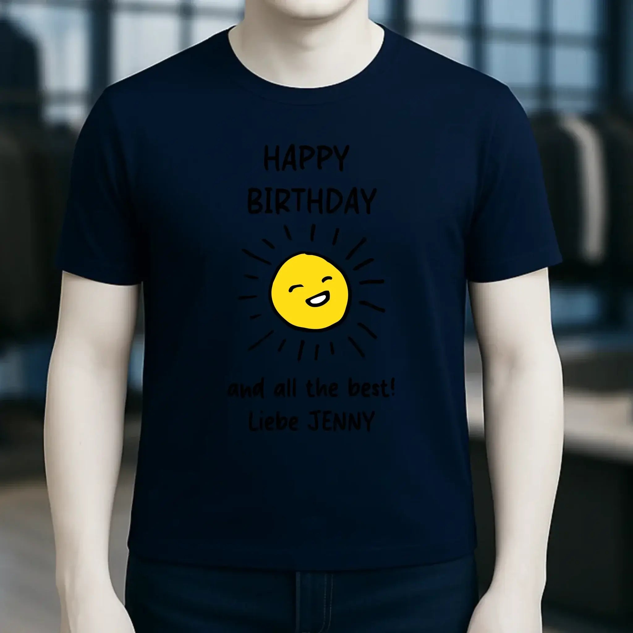 Gestalte ein fotomotiv unisex t shirt aus bio baumwolle Marine blau mit fröhlicher gelber sonne und happy birthday text in schwarz