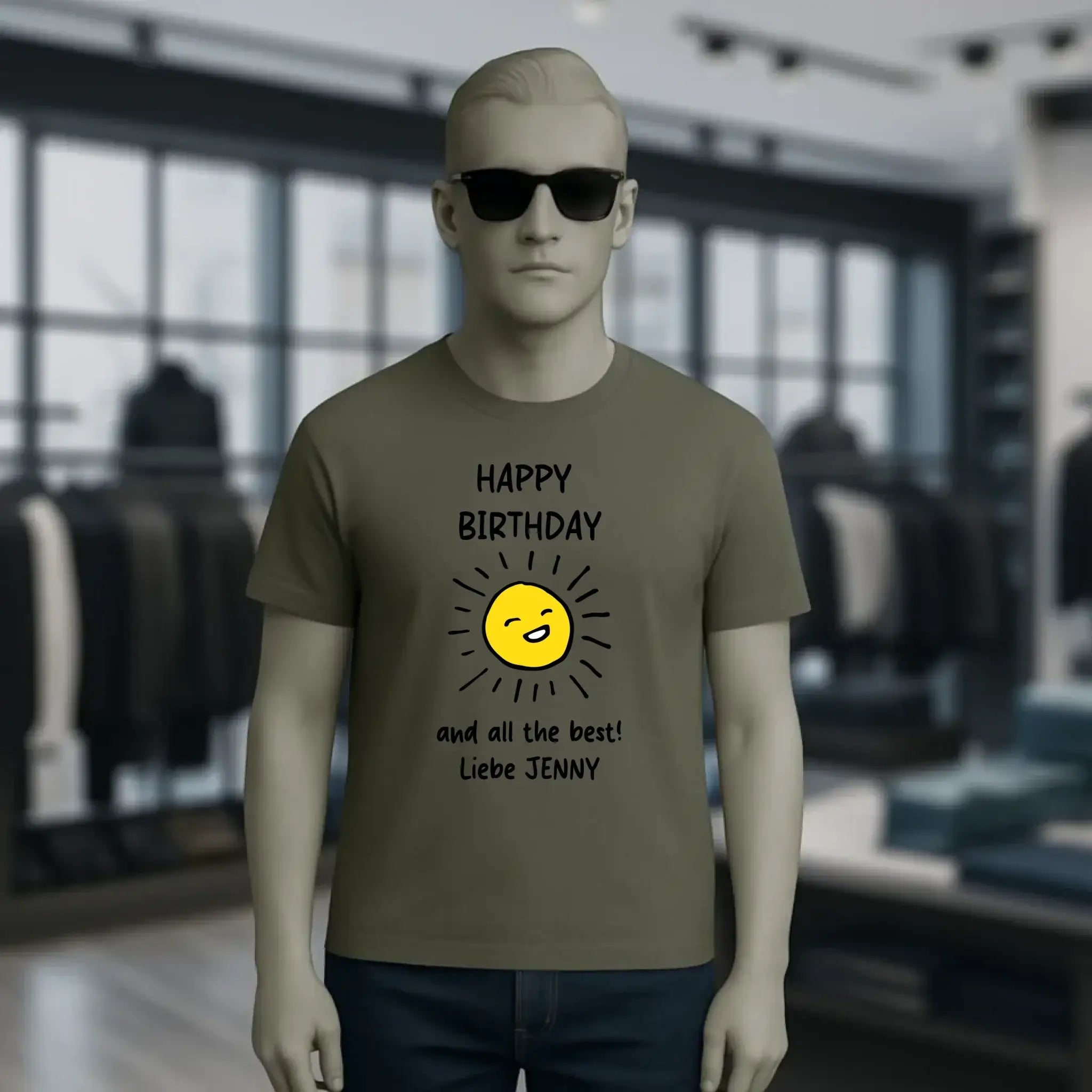 Olivegrünes unisex t-shirt aus bio baumwolle mit fröhlicher gelber sonne und Text happy birthday und all best liebe jenny
