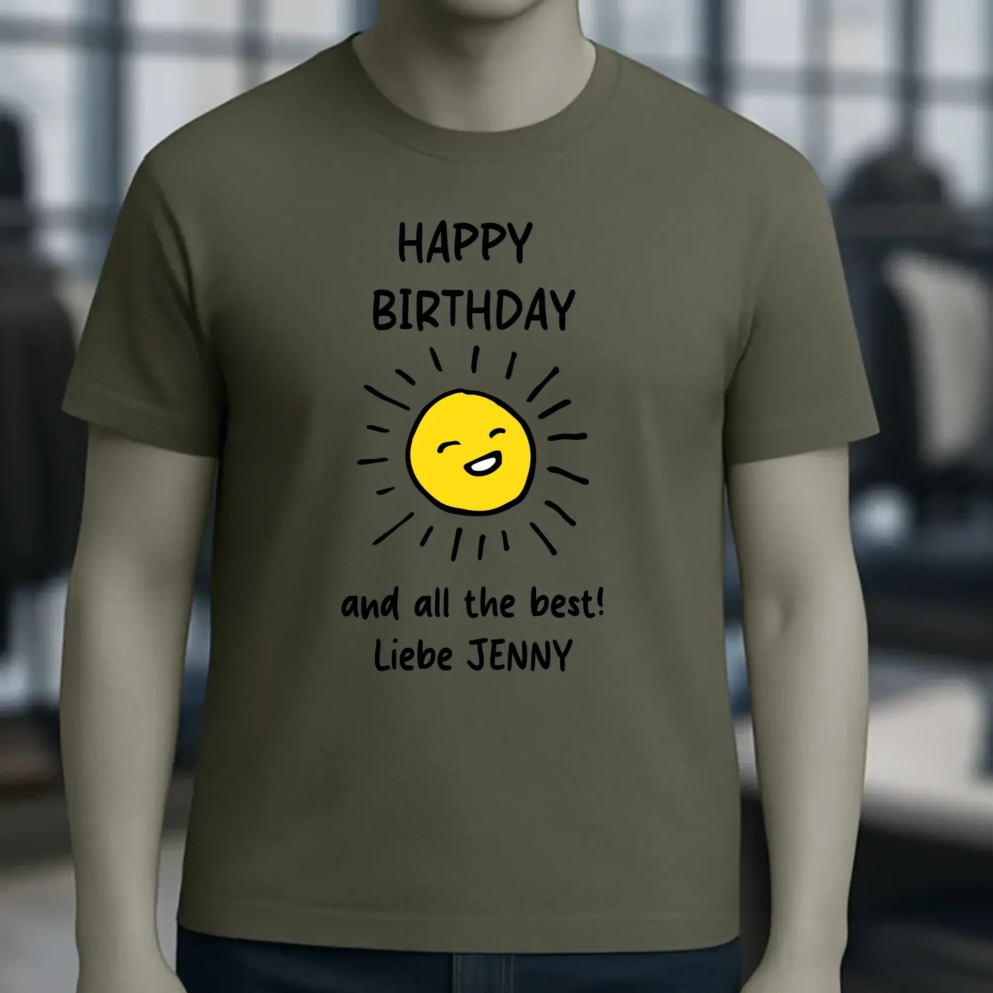 Olivegrünes unisex t-shirt aus bio-baumwolle mit fröhlicher gelber sonne und Text happy birthday und all best liebe jenny