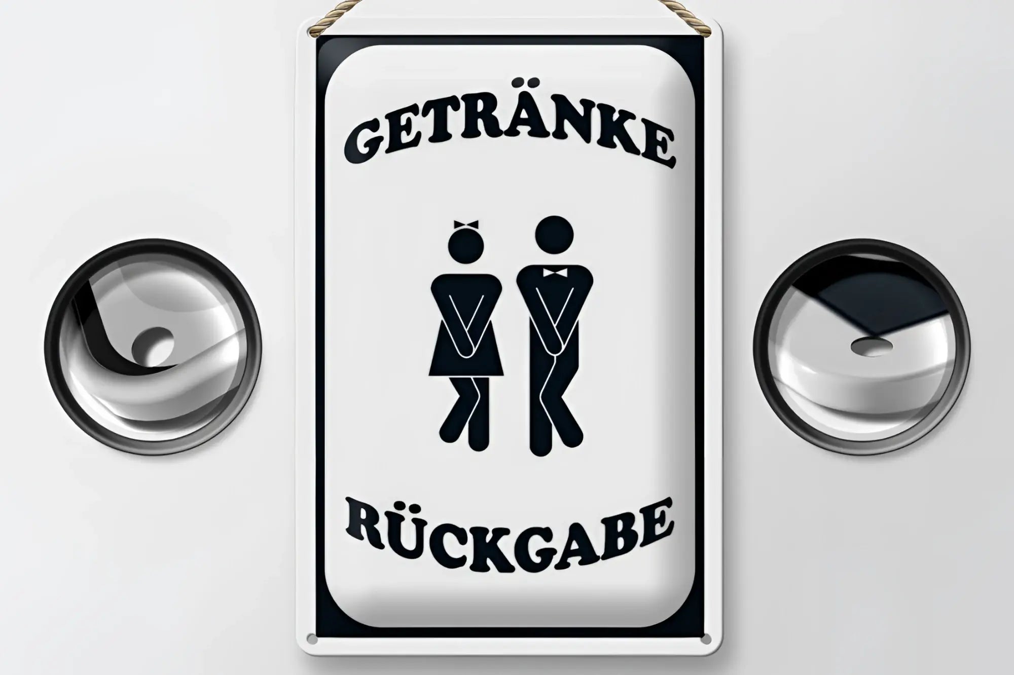 Weißes blechschild 20x30cm mit schwarzem text getränkerückgabe und pictogrammen für die rückgabe