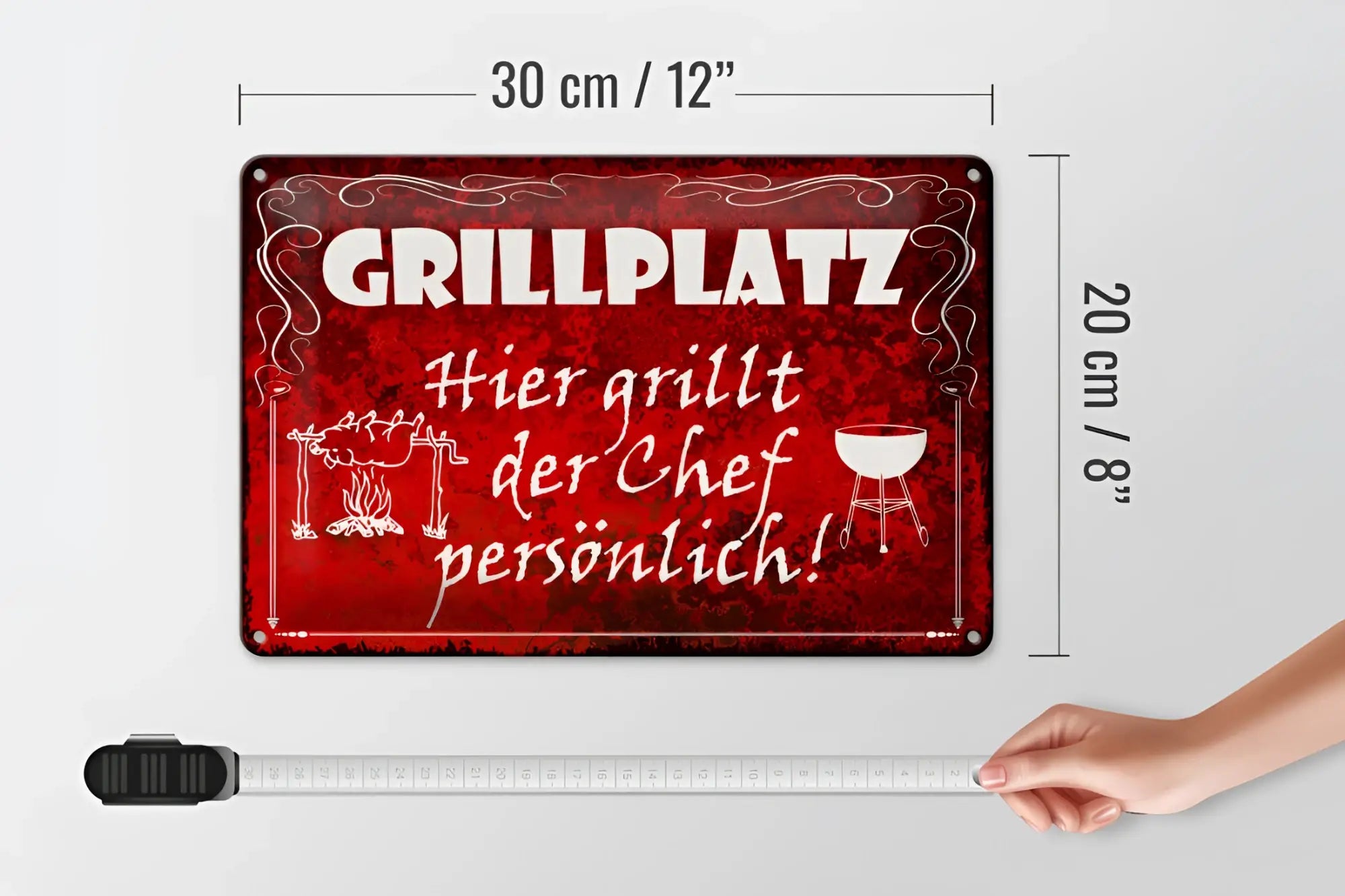 Rotes rechteckiges blechschild grillplatz 20x30cm mit weißen grill feuer und barbecue werkzeugen drauf