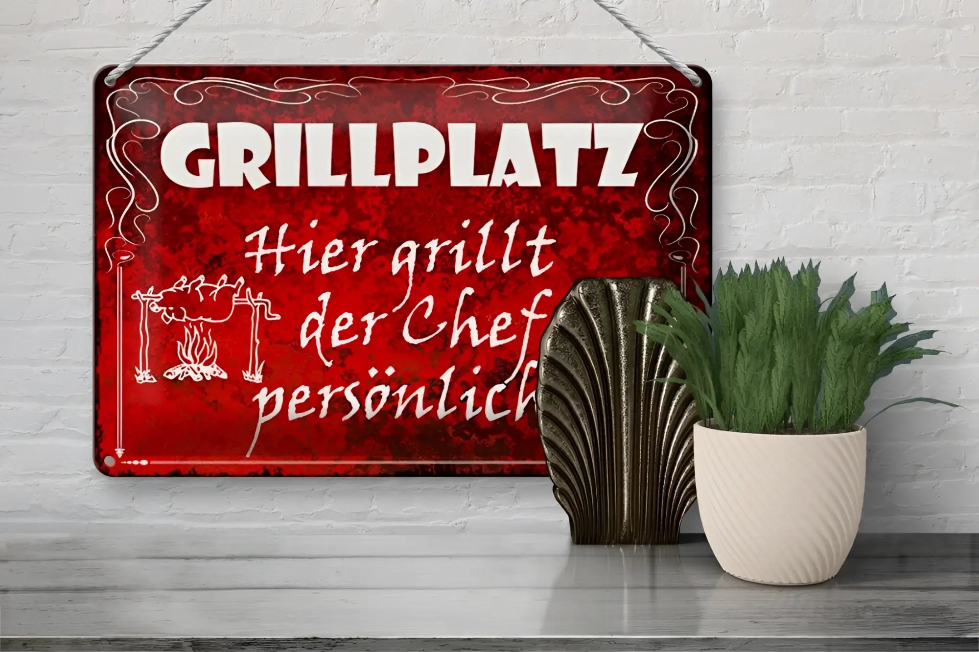 Rotes vintage-blechschild grillplatz 20x30cm mit weißer schrift und grill-illustration für den grillplatzbereich