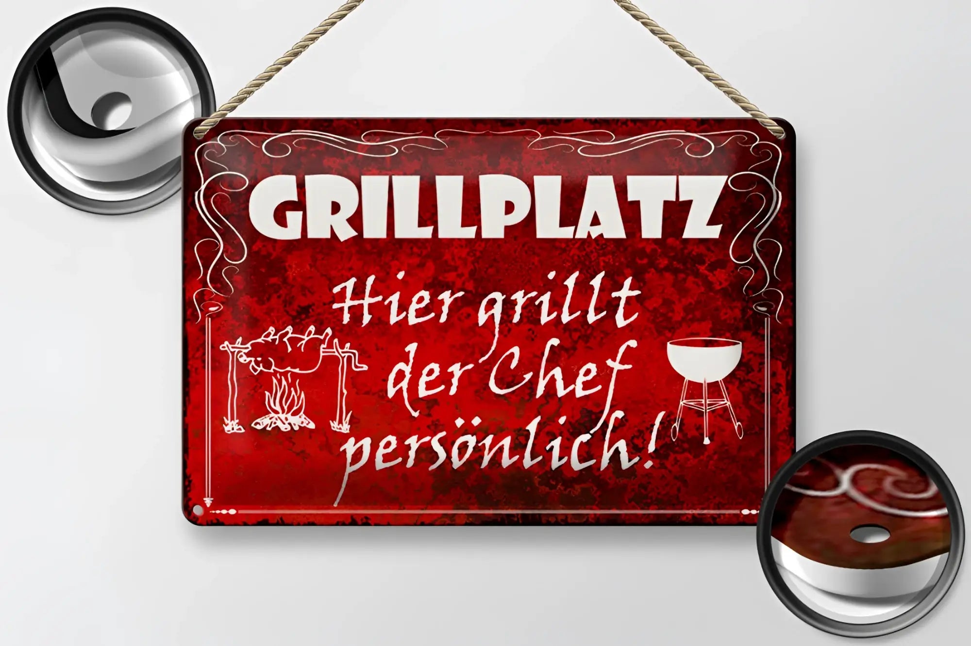 Rotes rechteckiges metal blechschild grillplatz 20x30cm mit weißen buchstaben und dekorativen grillmotiven hängend