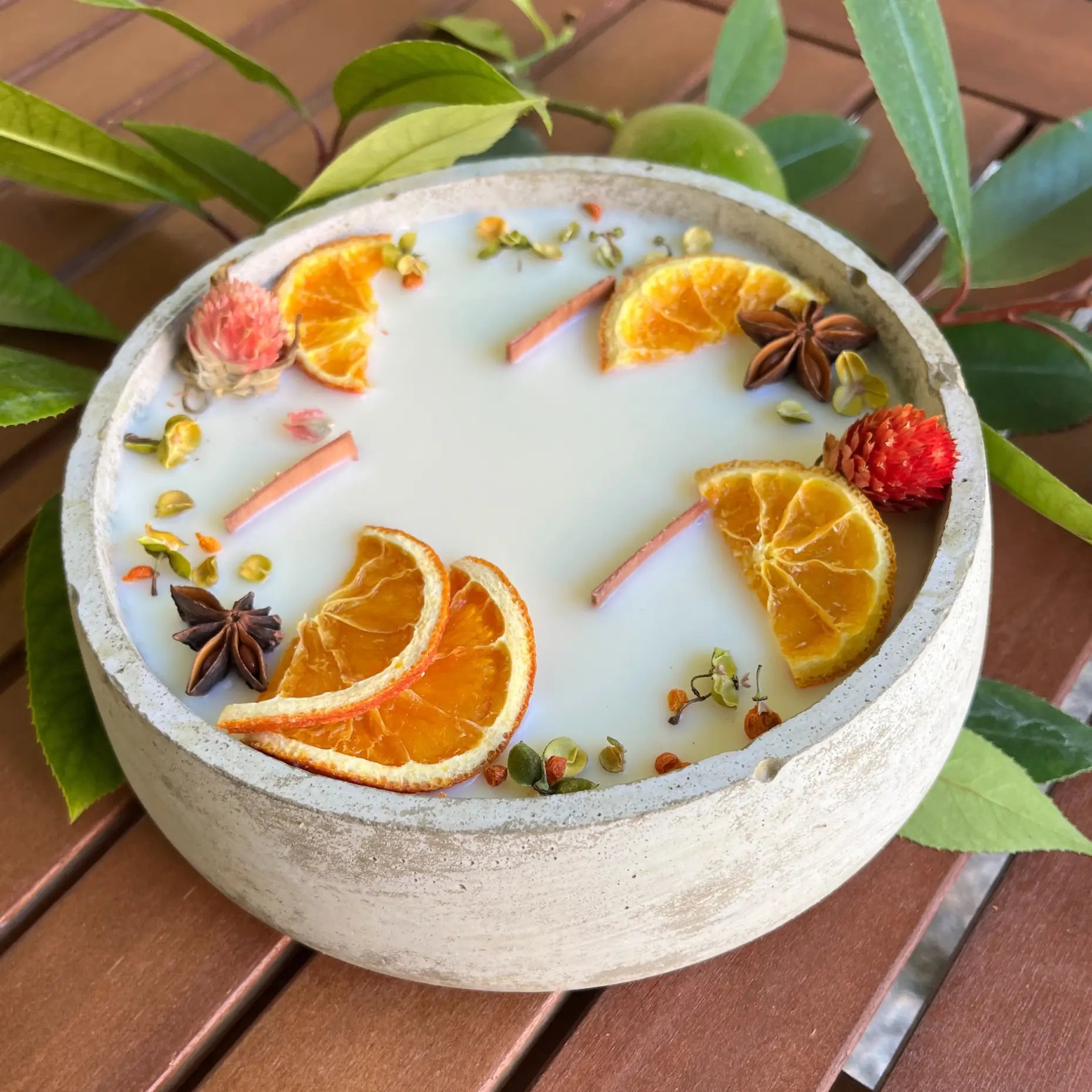 Große Outdoor Citronella-Betonkerze „Big Grey - Mugge Schreck“ – Mit drei Holdochten - Handgemachter Insektenschutz