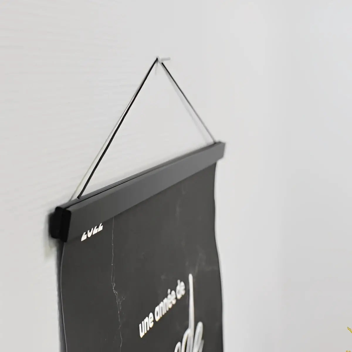 HĂ€ngender magnetrahmen fĂŒr rubbelposter 51 cm schwarz mit weiĂem schriftzug und minimalistischem dreieckshĂ€nger