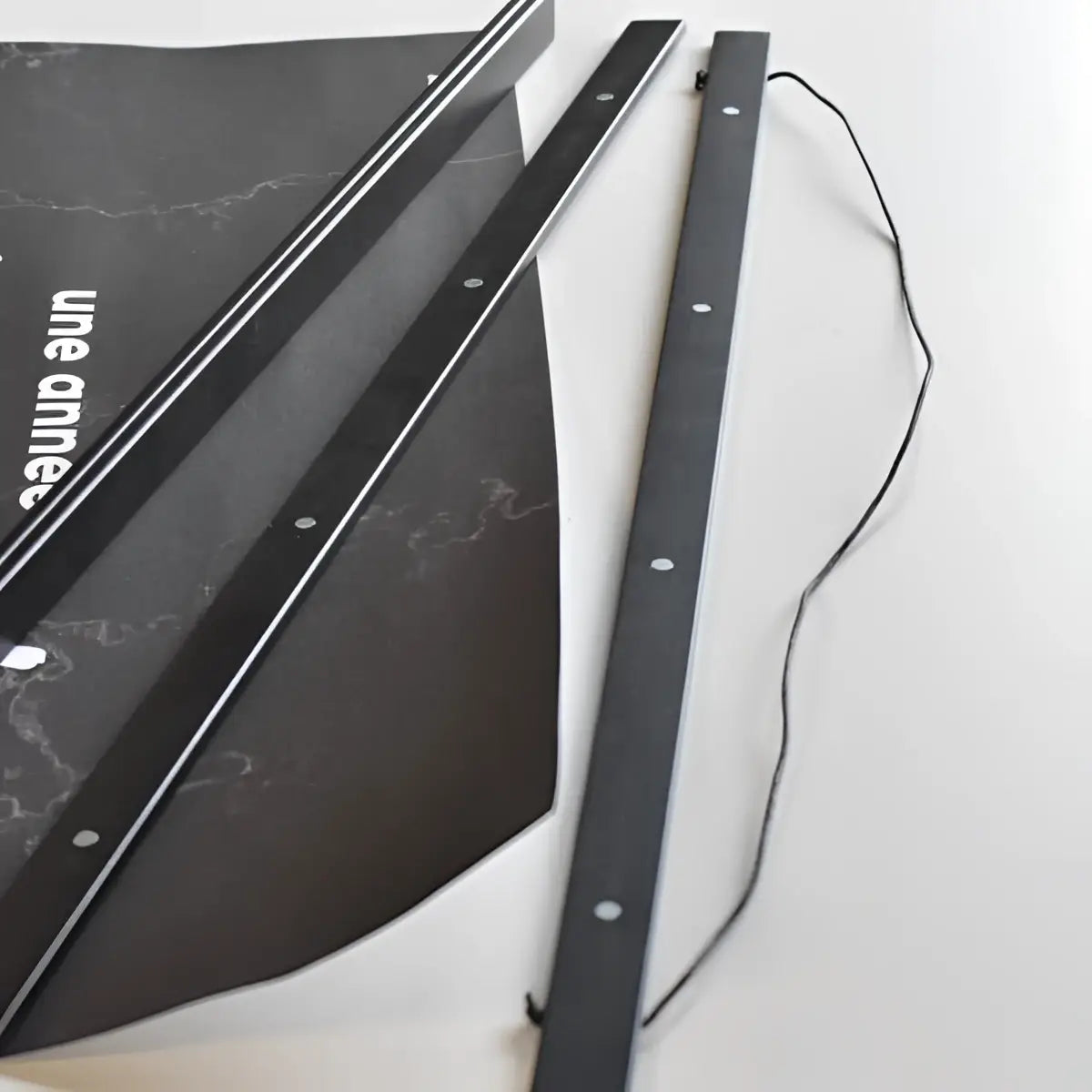 Hängender magnetrahmen für rubbelposter 51 cm mit schwarzen metall-led-lichtstreifen und weißen akzentlinien