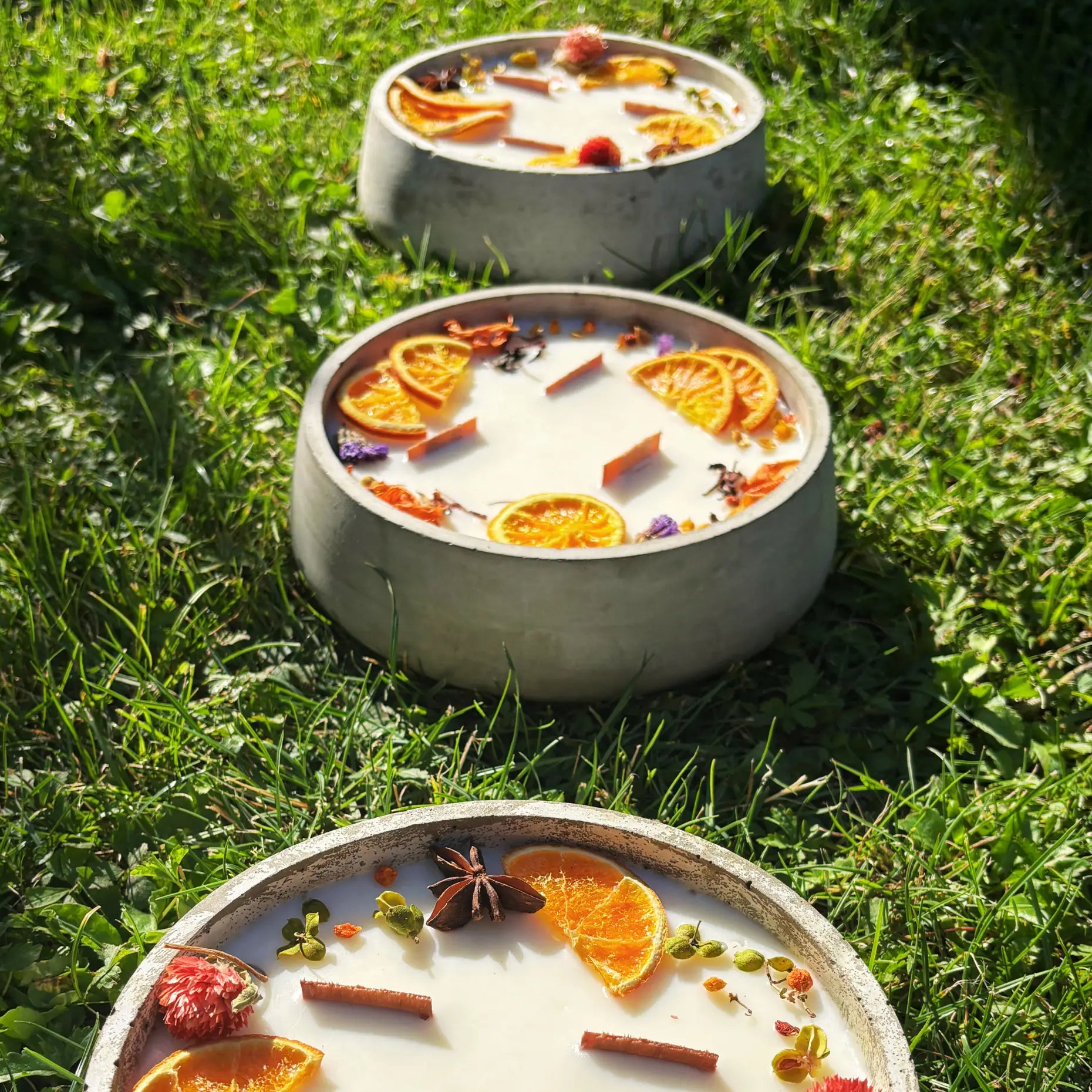 Handbesetze XXL Outdoor Citronella-Betonkerze „Big Grey - Mugge Schreck“ – Mit drei Holdochten - Handgemachter