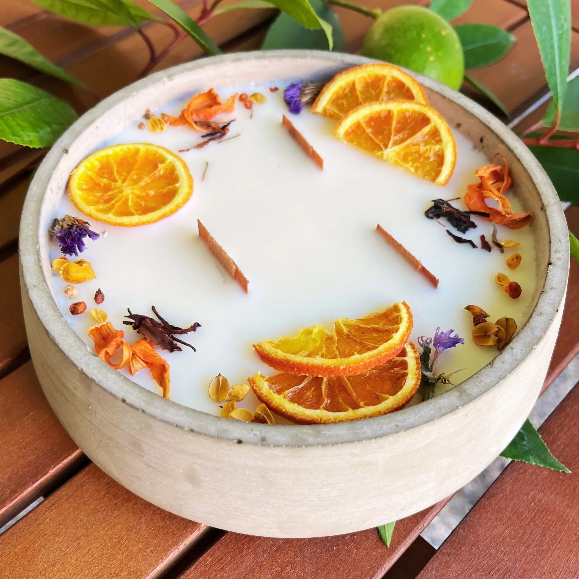 Handbesetze XXL Outdoor Citronella-Betonkerze „Big Grey - Mugge Schreck“ – Mit drei Holdochten - Handgemachter