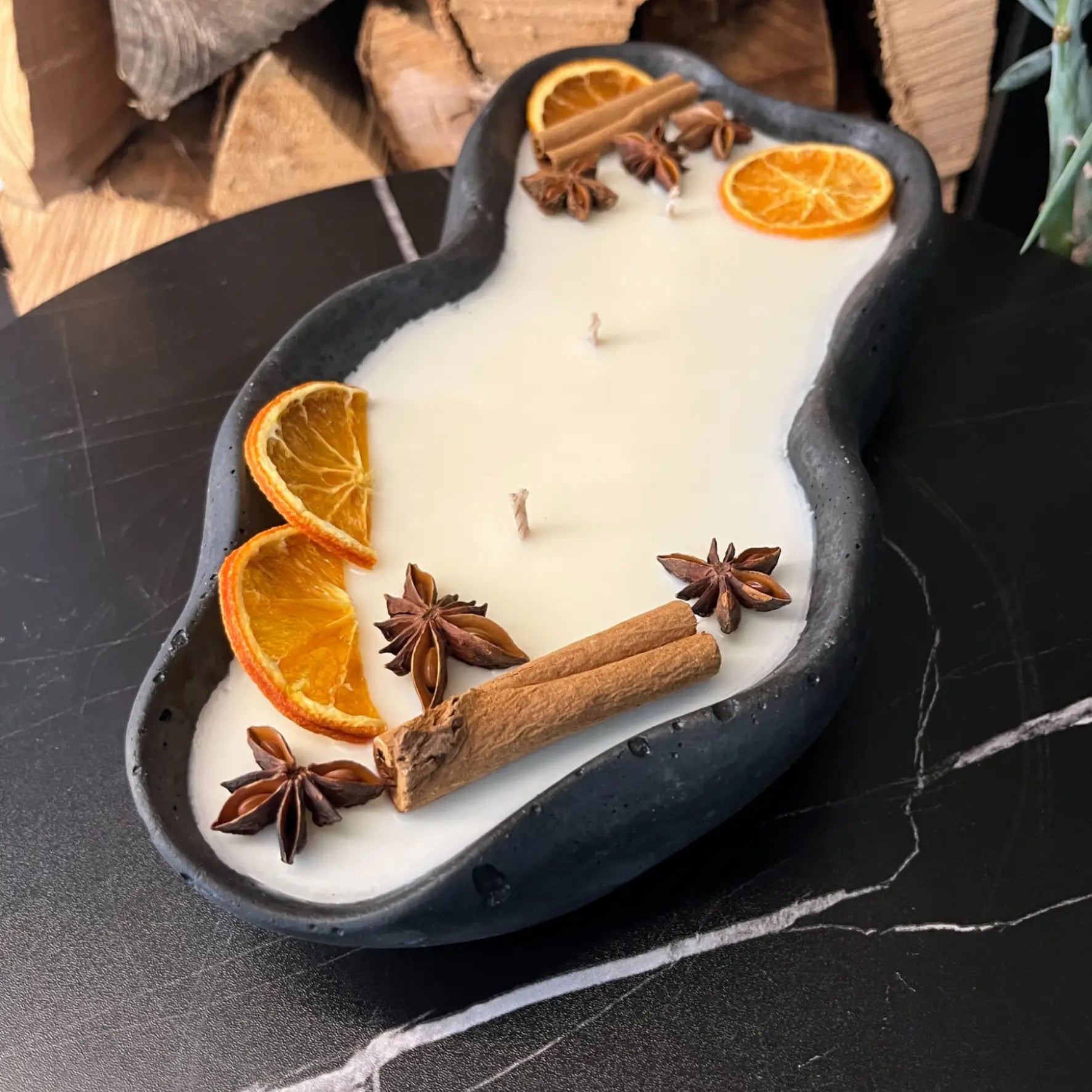 Handgemachte Betonduftkerze ’Wave: Grey or Black’ Bio Sojawachs mit Vanilla Toffee Duft - Betondekoration