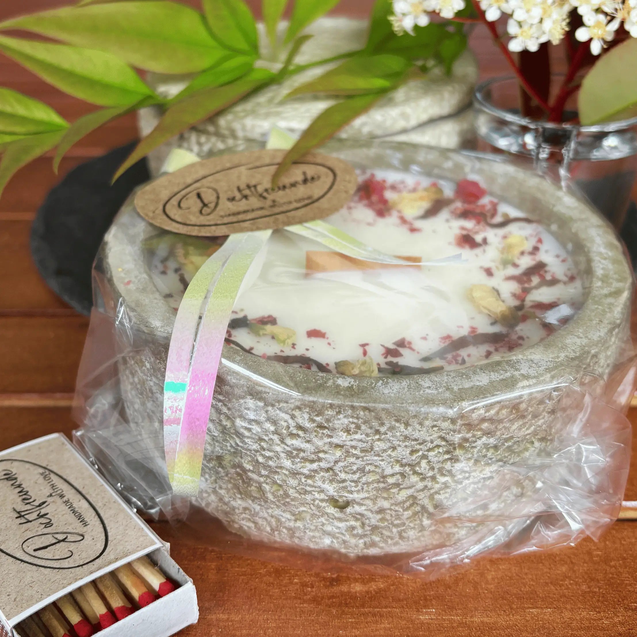 Handgemachte Betonkerze „Black Cinnamon“ - Stilvolle Sojawachskerze für Ihr Zuhause. Mit Blütenverzierung