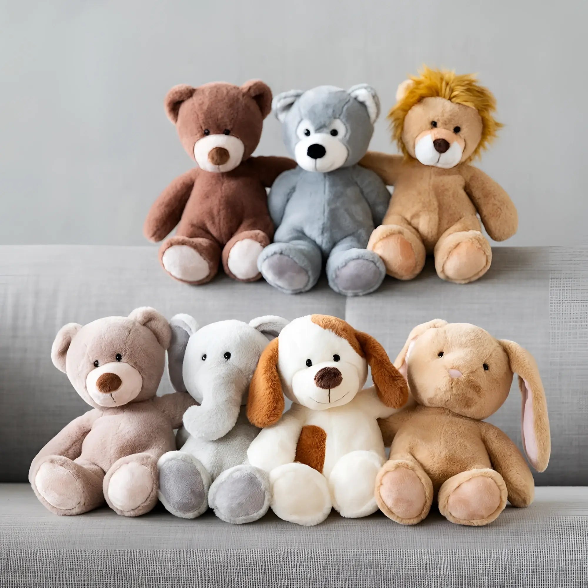 Weiches plüschtier hase henni in erdigen braun grau beige tönen mit bestickten gesichtern aus stoff