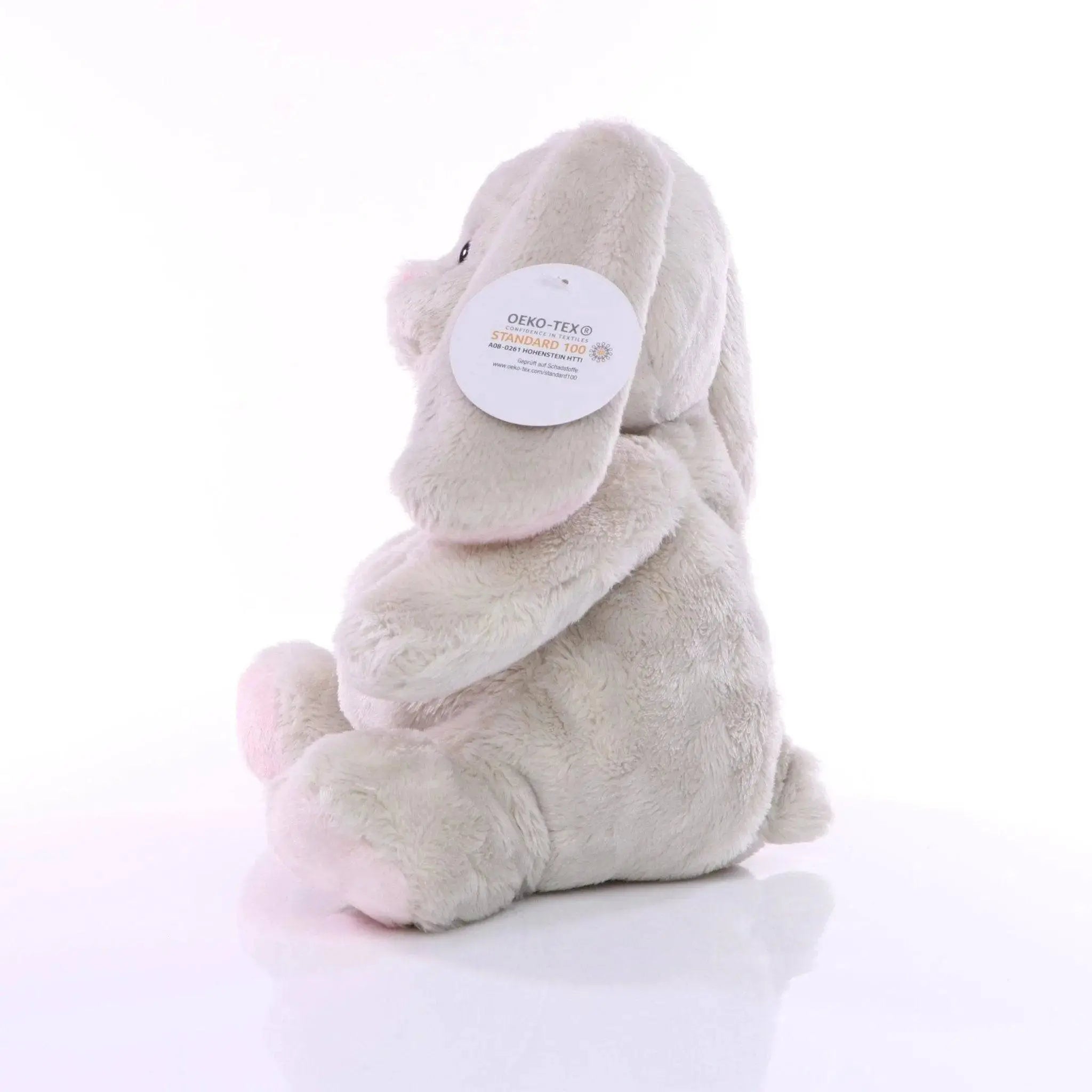 Soft hellgraues plüschtier elefant mit langen schlappohren und sanfter sitzender pose von hase martha mit oeko tex zertifikat