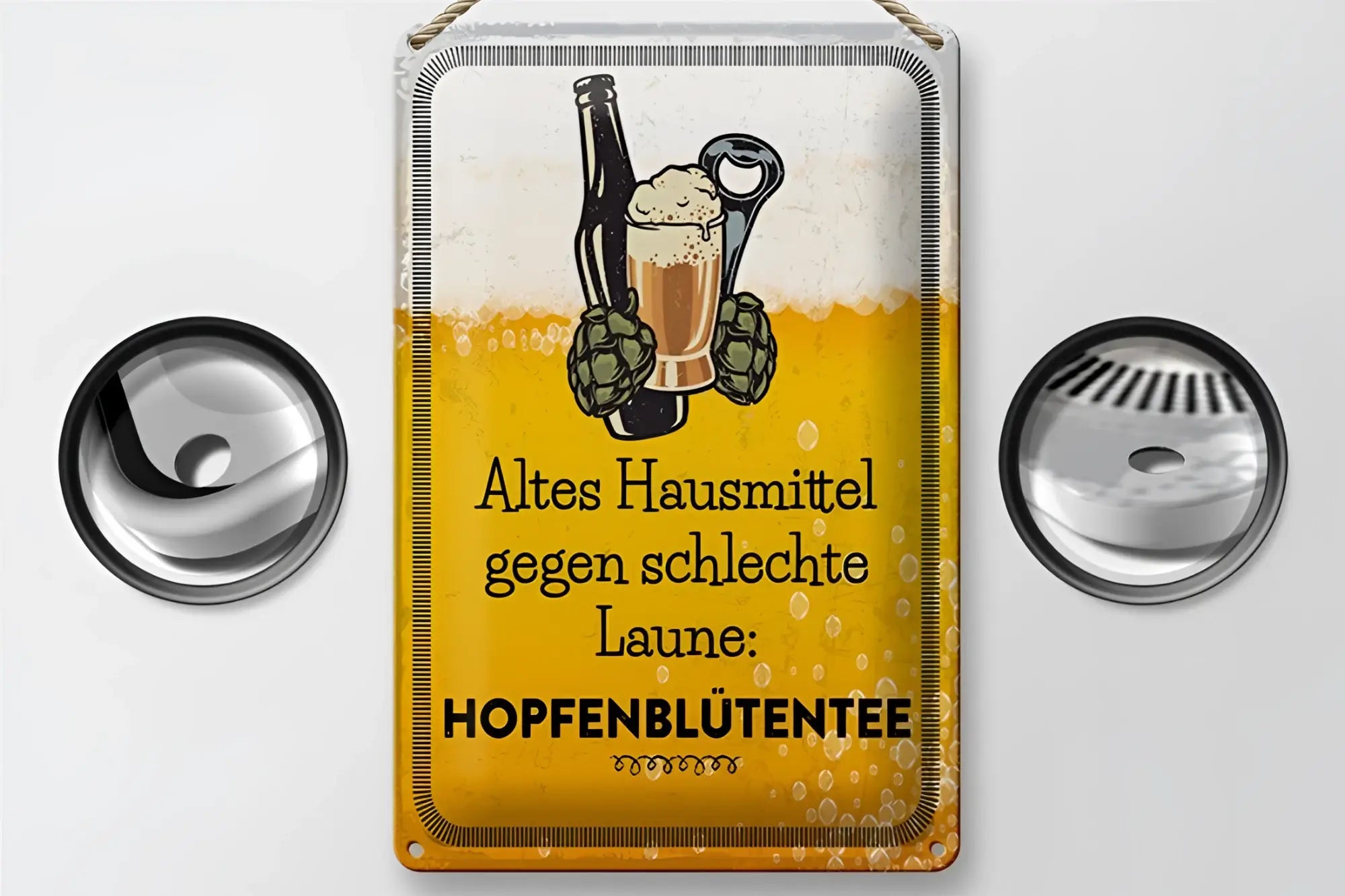Ein rechteckiges vintage blechschild 20x30cm in gelb weiß mit hopfen bierglas und flaschenöffner für bierliebhaber
