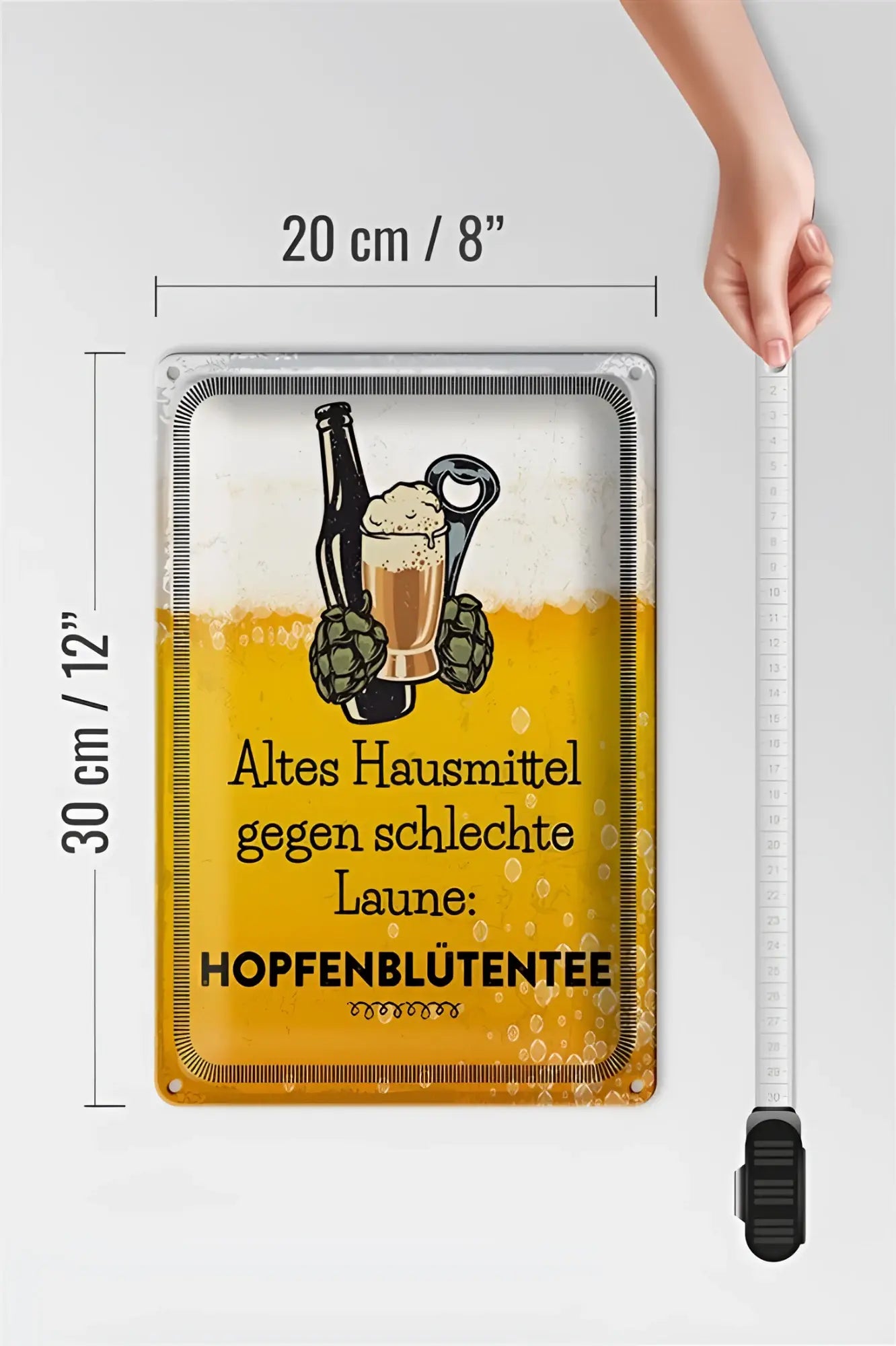 Rechteckiges blechschild 20x30cm mit biermotiv und deutschem text auf goldgelbem grund für bierliebhaber