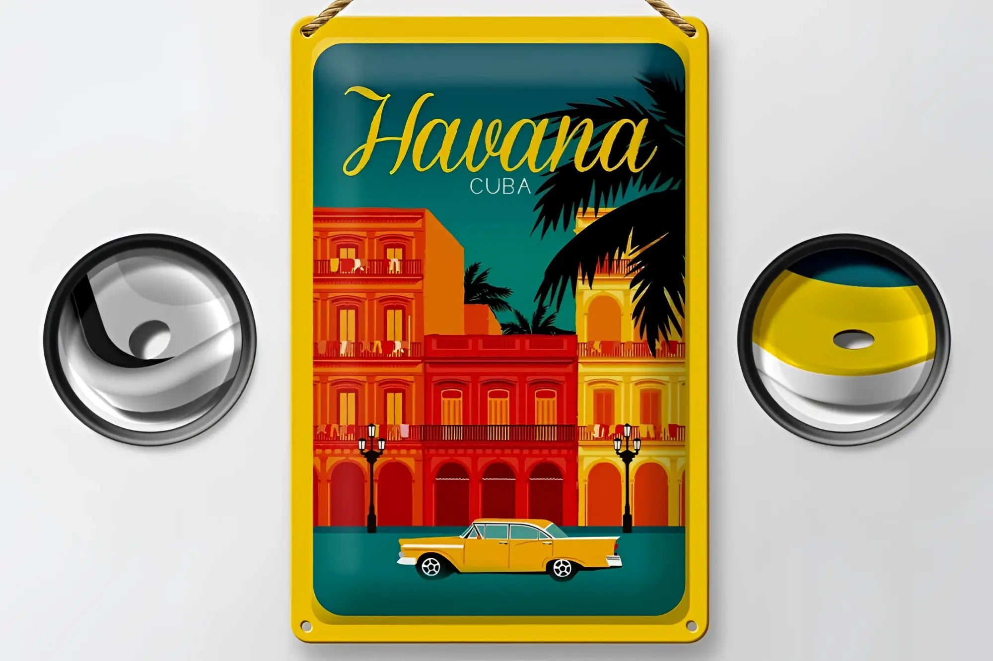 Leuchtendes gelbes blechschild 20x30cm mit retro illustration farbenfroher gebäude und klassischem auto aus havanna cuba