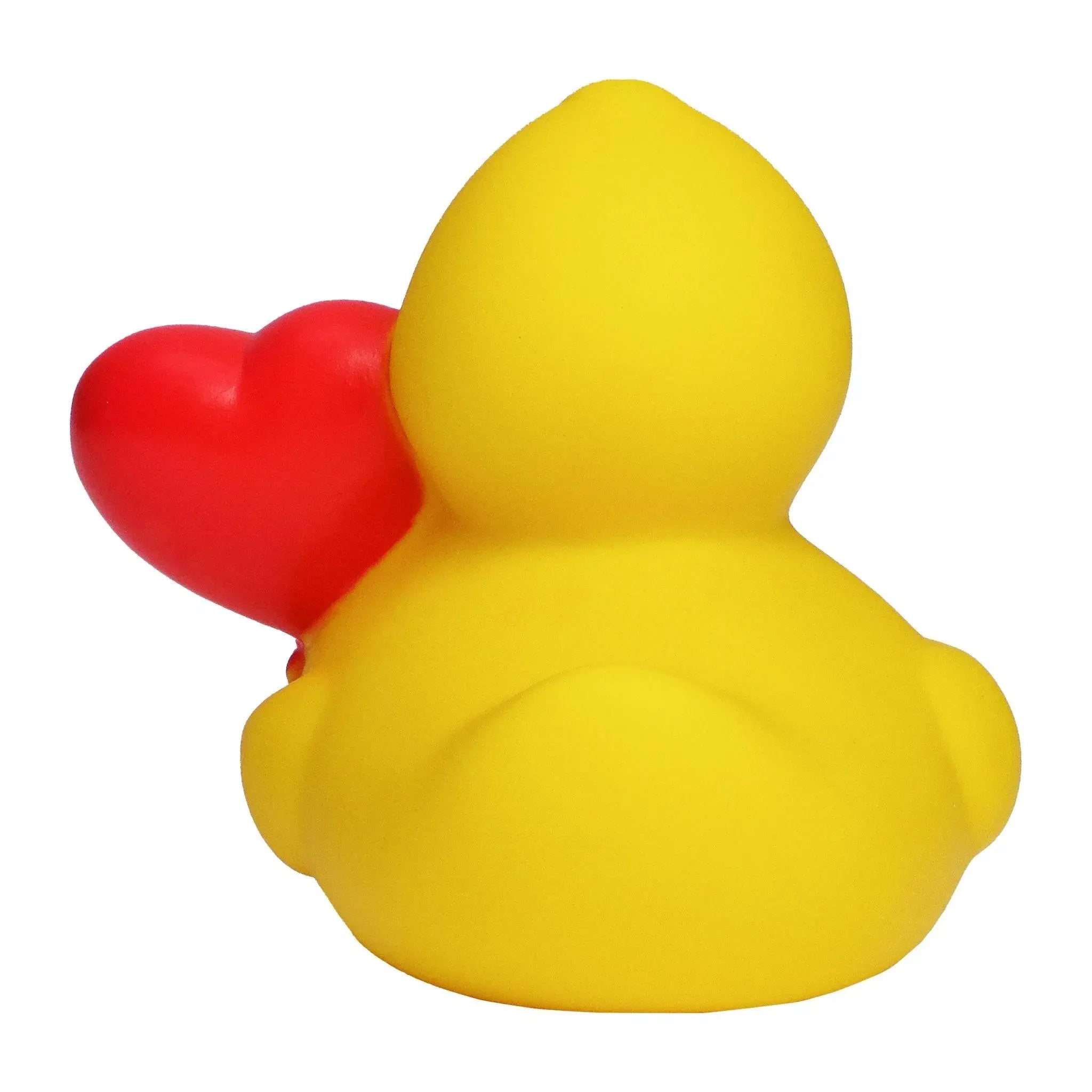 Gelbe quietsche-ente aus gummi hält roten herzförmigen ballon perfekt für valentinstag und hochzeit