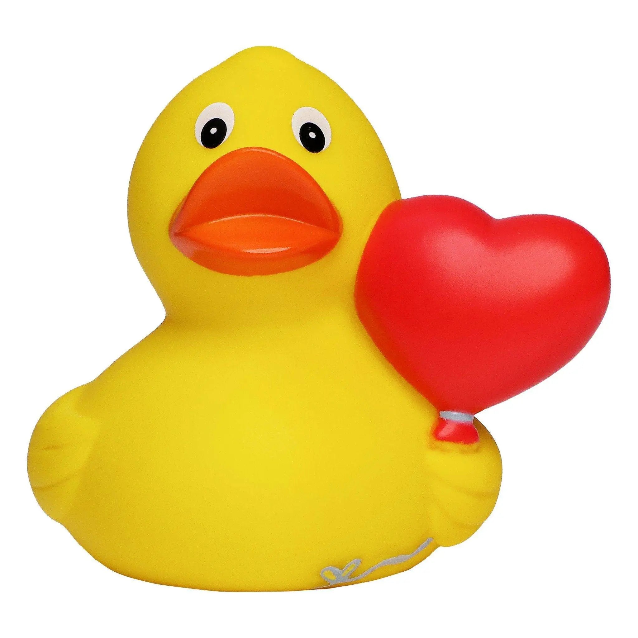Gelbe quietscheente aus gummi hält roten herzförmigen ballon für liebe hochzeit valentinstag und jahrestag