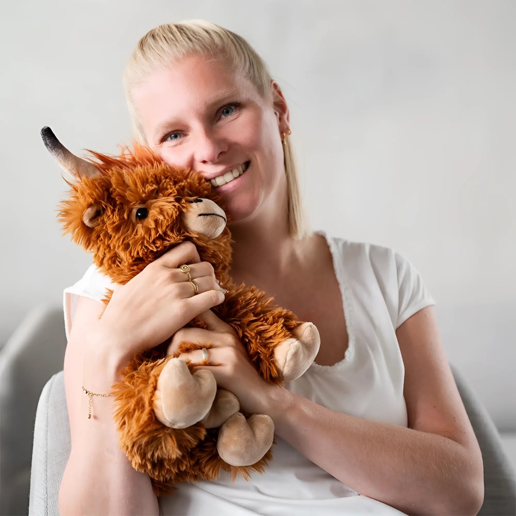 Fluffiges orangenes hochlandrind bobby plüschtier mit schwarzen hörnern und beigem schnauzenbereich aus stoff