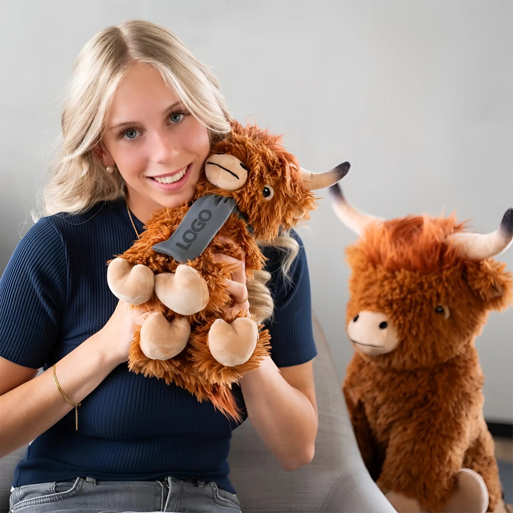 Hochlandrind bobby plüschtier braun mit weichen fell und weißen hörnern aus stoff
