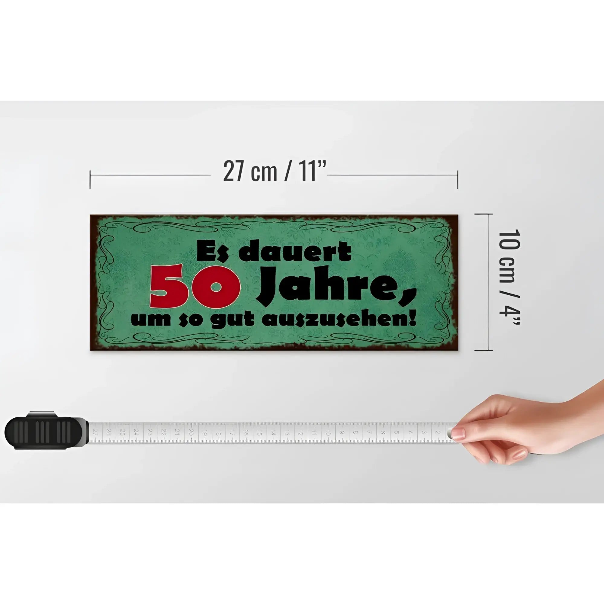 Ein rechteckiges grünes vintage-metallschild mit schwarzem und rotem text dauert 50 jahre um gut aussehen 27x10cm