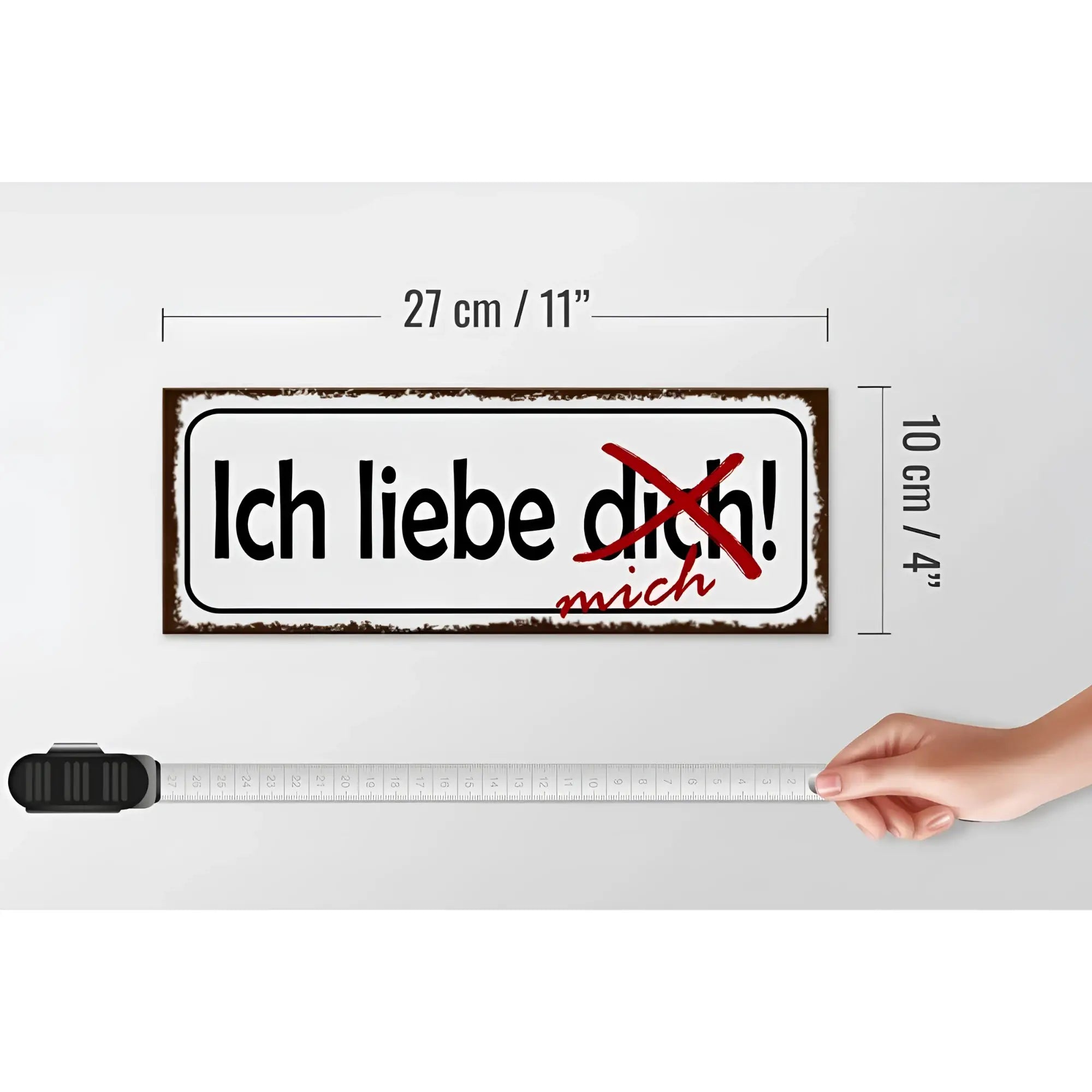 Rechteckiges weißes metallschild mit schwarzem und rotem text ich liebe dich mich durchgestrichen mit braunem rahmen