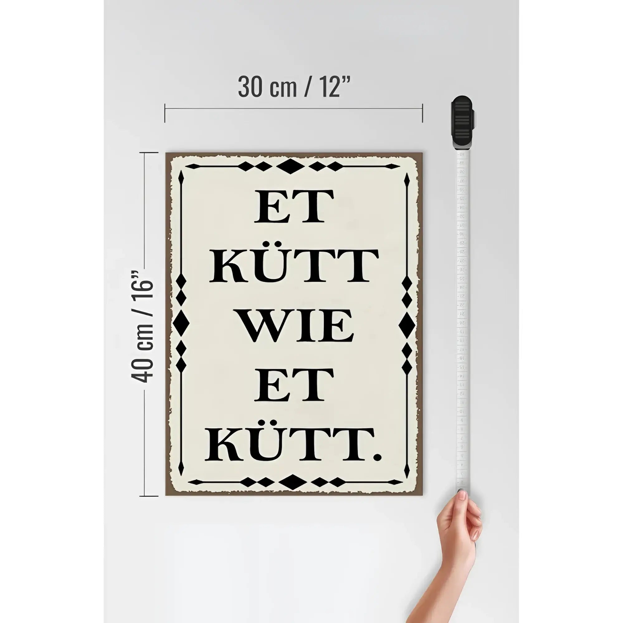 Cremefarbiges holzschild 30x40cm mit schwarzem kölschen spruch et kütt wie et kütt und braunem rahmen