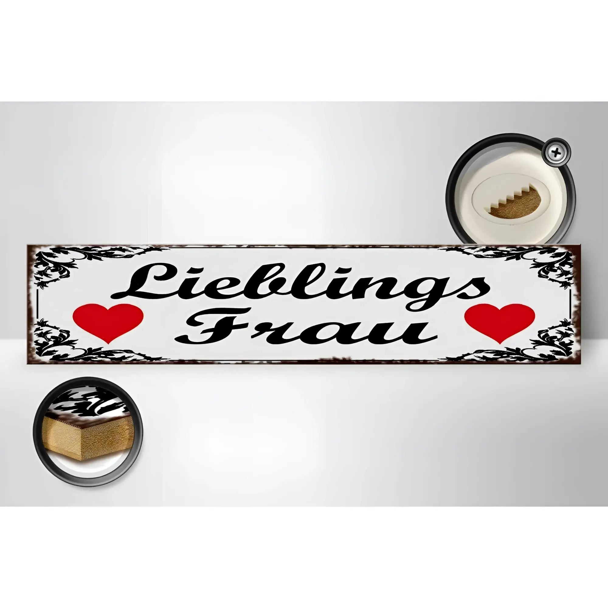 Weißes holzschild mit schwarzem ornamentrahmen und text lieblingsfrau plus roten herzen im vintage metalllook
