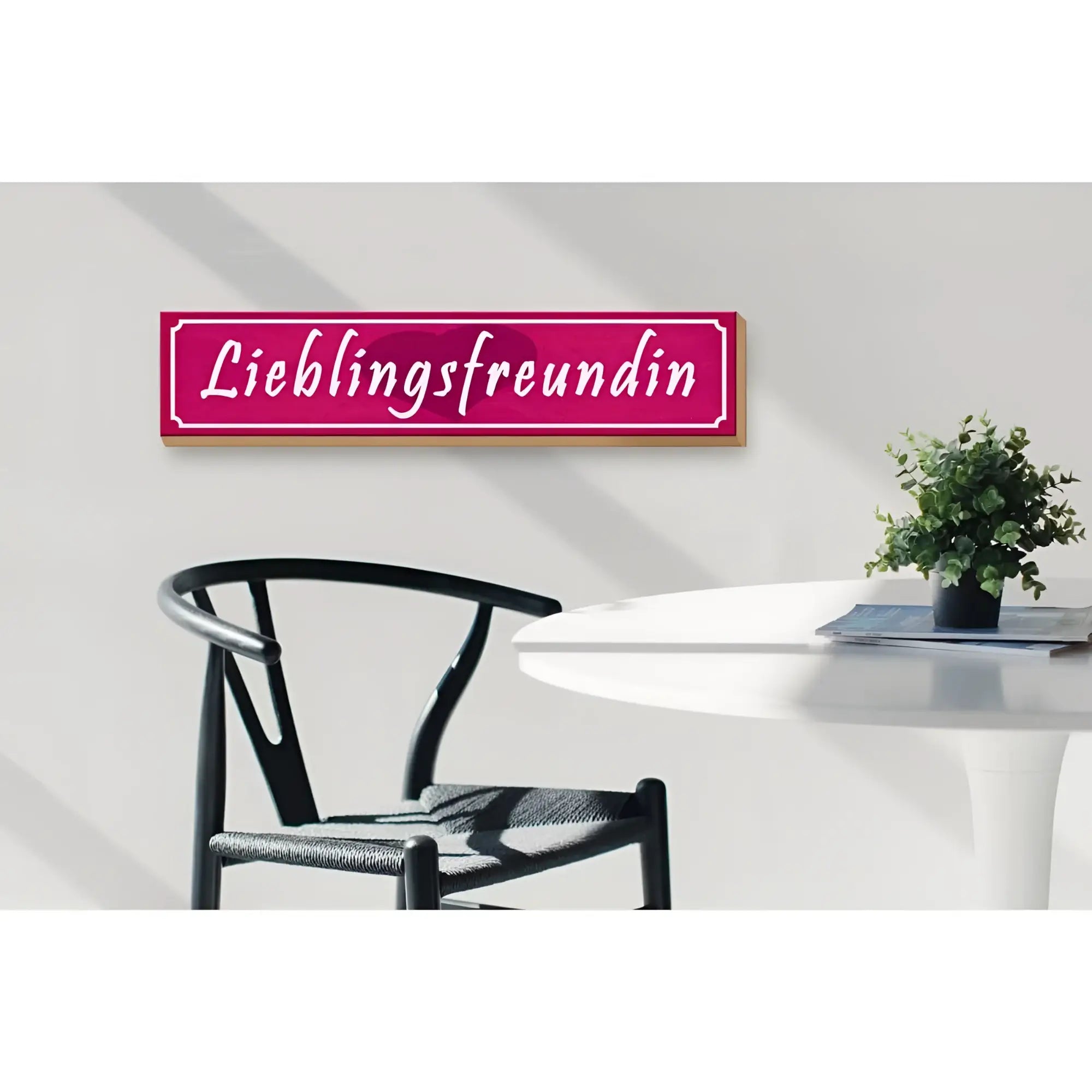 Ein rechteckiges pinkes holzschild mit weißer kursiver schrift lieblingsfreundin und hellem holzrahmen für geschenk und deko
