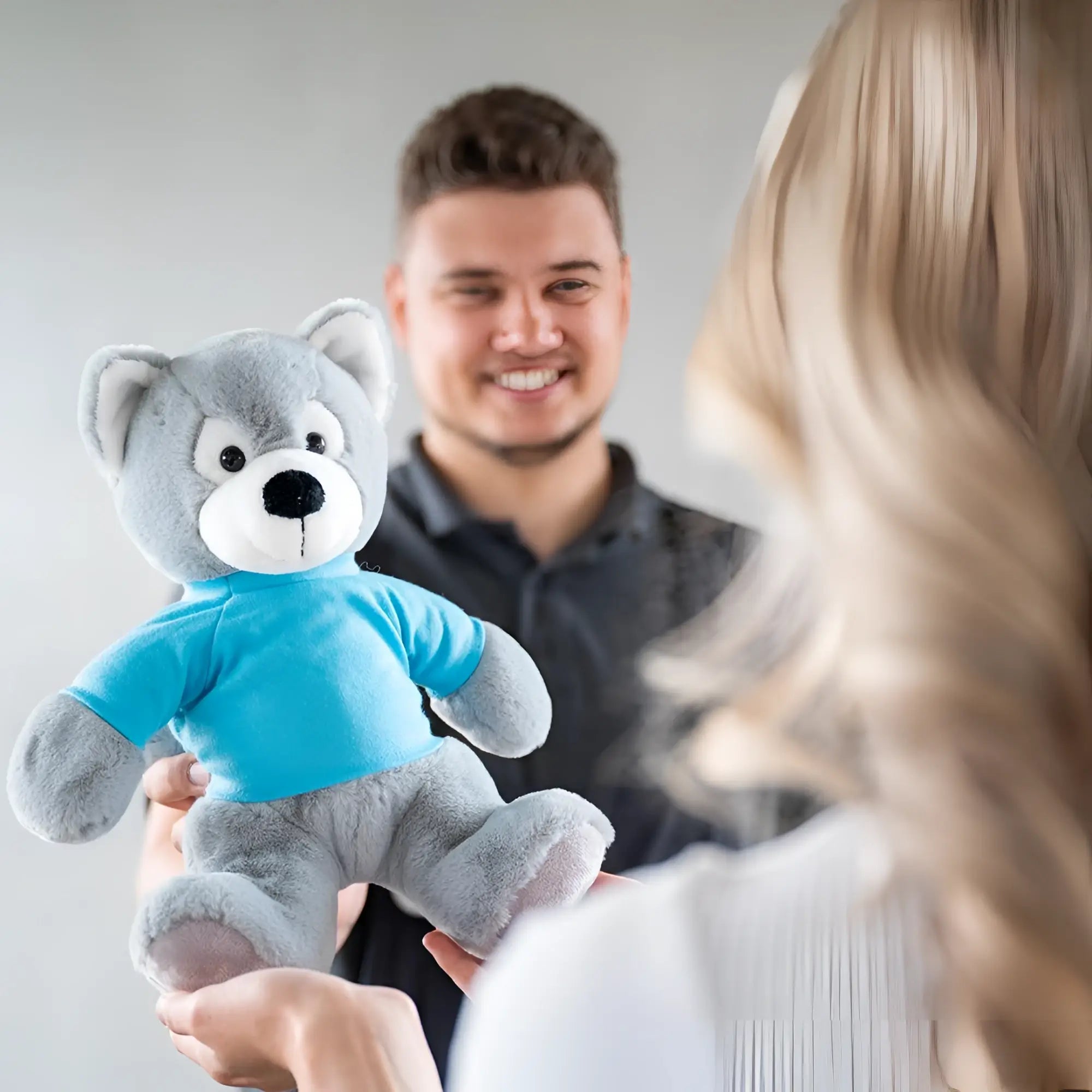 Grauer plüschteddy husky jona mit blauem shirt aus stoff perfekt zum kuscheln und spielen
