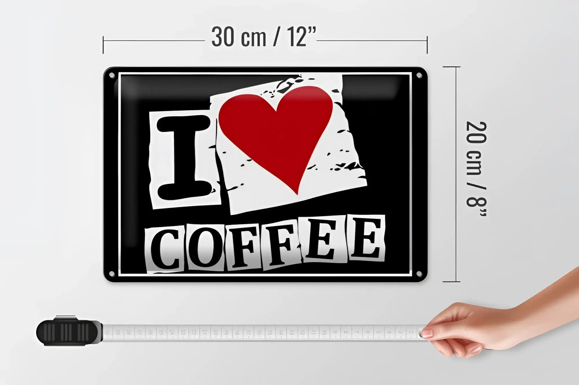 Schwarzes rechteckiges blechschild mit weißem i und coffee schrift sowie rotem herz auf zerrissenem papiereffekt 20x30 cm