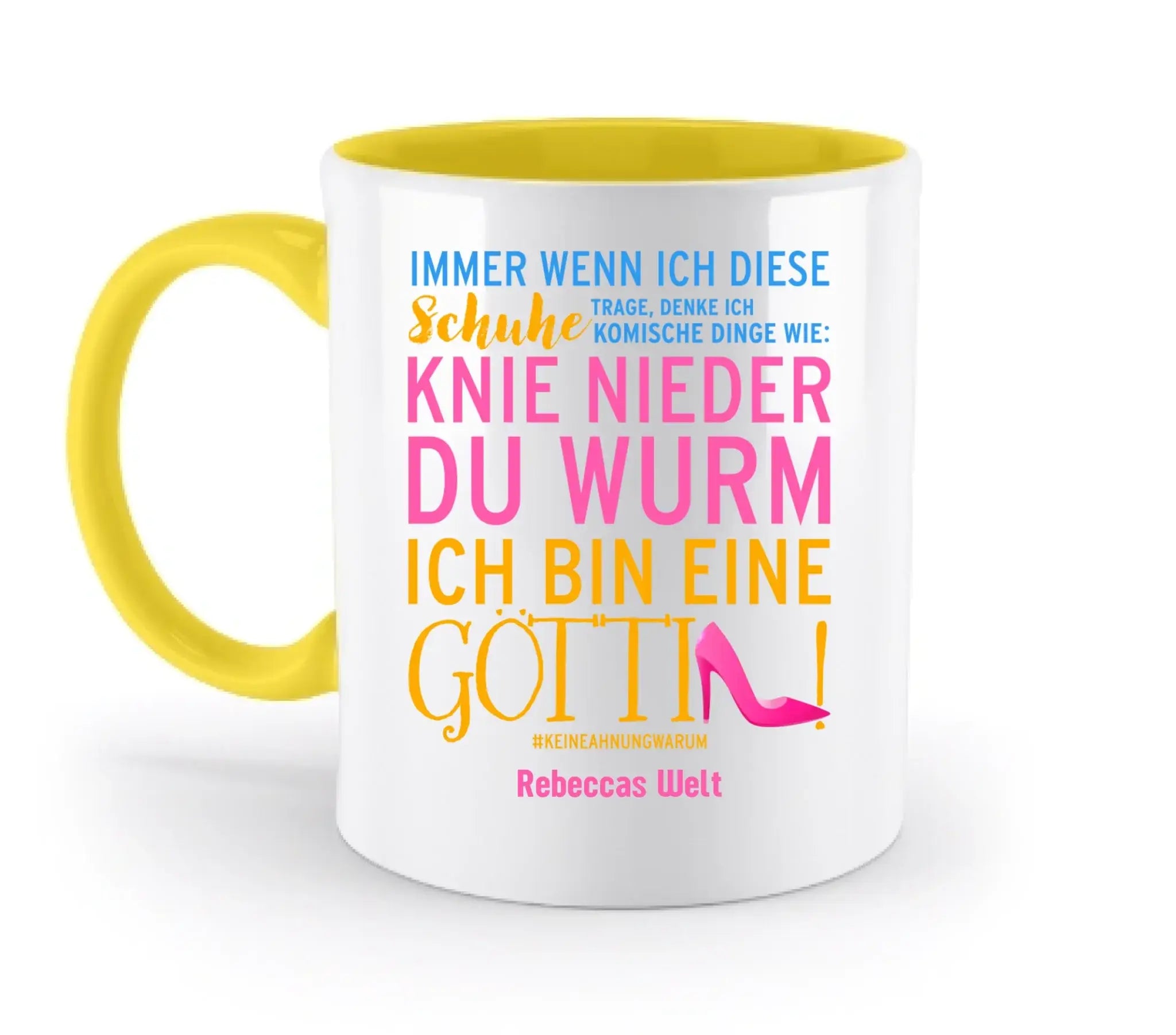 Weiße keramiktasse mit gelbem griff und innenbereich, buntem deutschen text und hochhackigem schuhmotiv aus der immer wenn ich kollektion