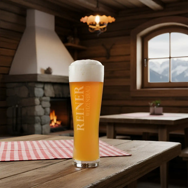 Individuelles weizenbierglas 500 ml aus klarem glas mit goldfarbenem bier und weißem schaum mit reiner weizenbrau gravur