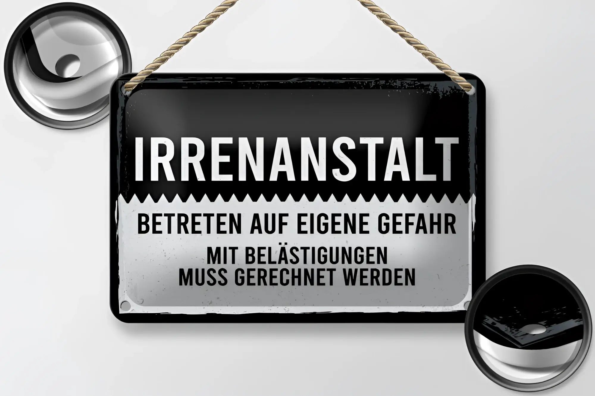 Schwarzes und silbernes blechschild irritanstalt 20x30cm mit weißer schrift und seil zum aufhängen