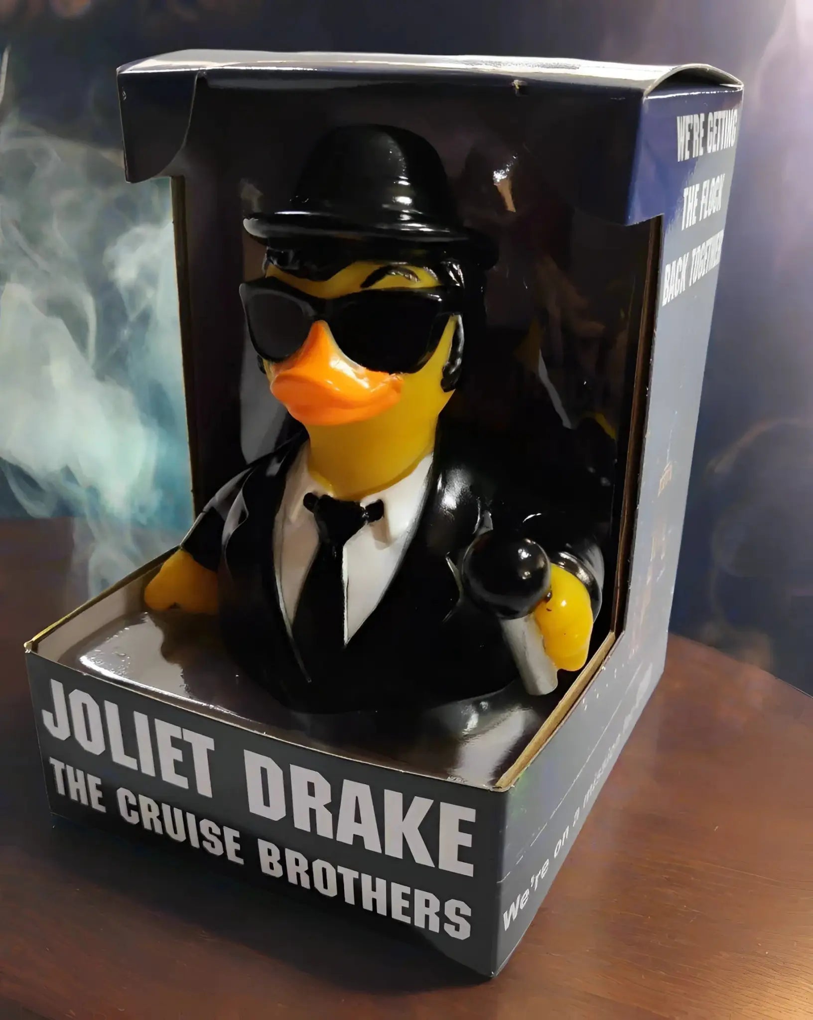 gelbe gummiente joliet drake als schicker detektiv mit schwarzem fedora, sonnenbrille und smoking von celebriDucks