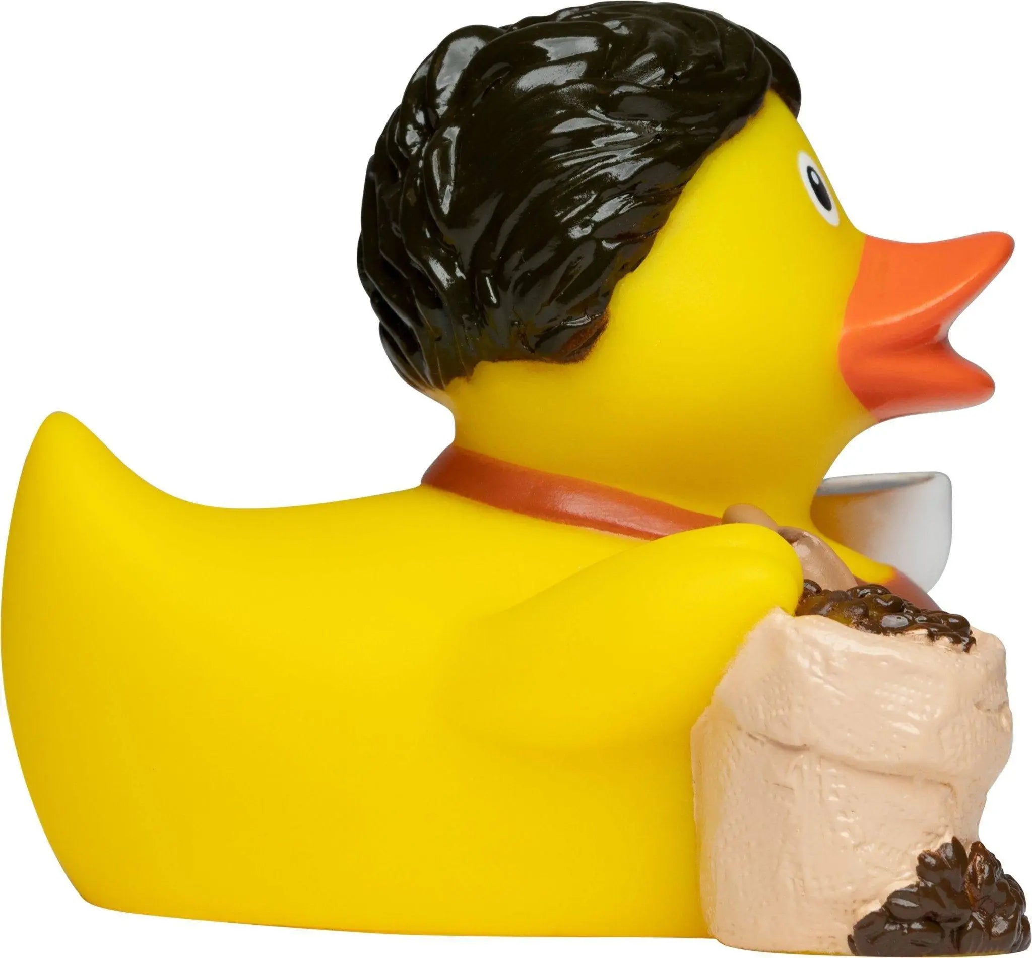 Gelbe badeente kaffe mit schwarzem haar orangefarbenem schnabel rotem kragen hält sack mit kaffeebohnen