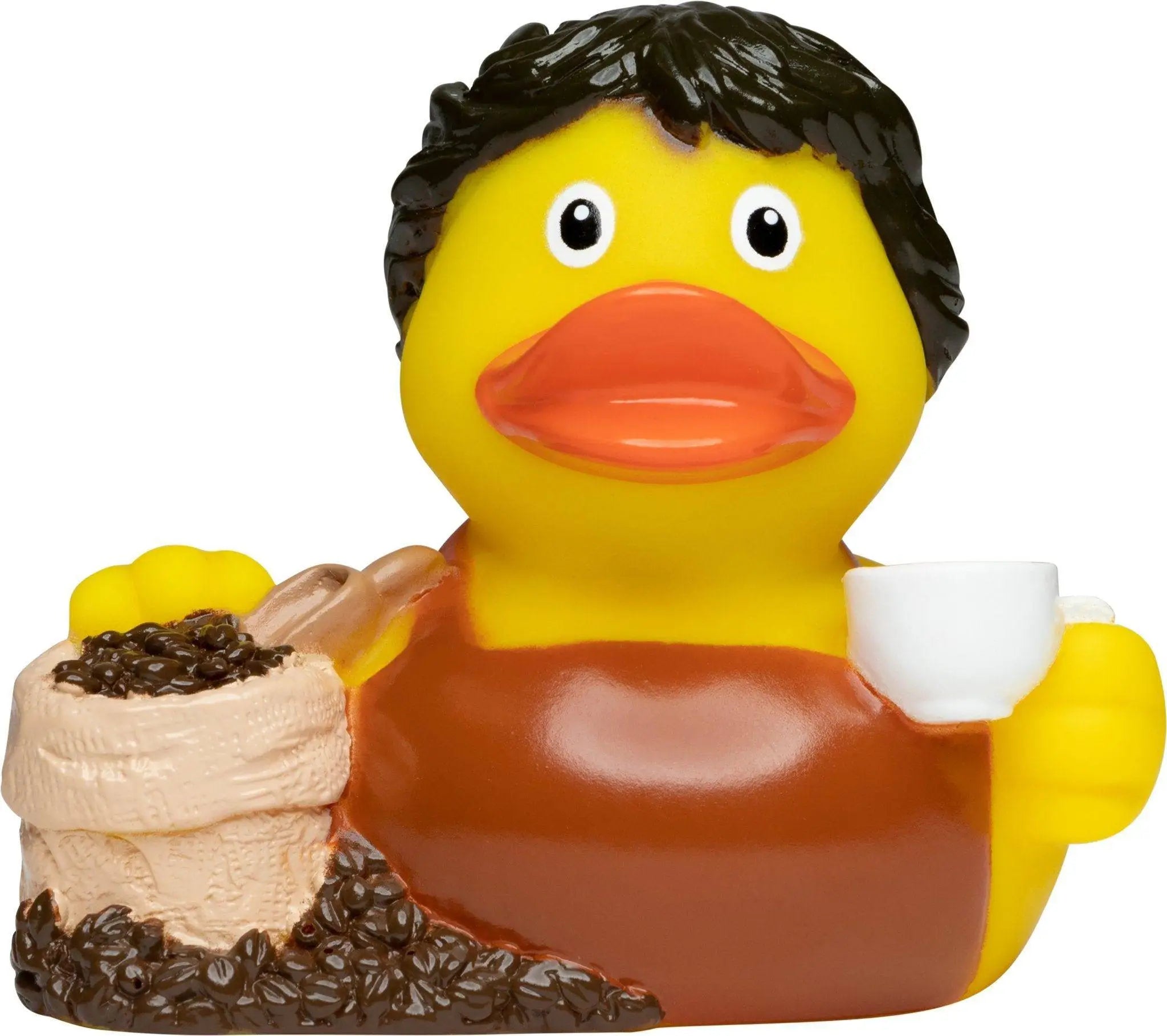 Gelbe quietsche-ente mit schwarzem haar und braunem schürzenkleid hält tasse und sack kaffeebohnen