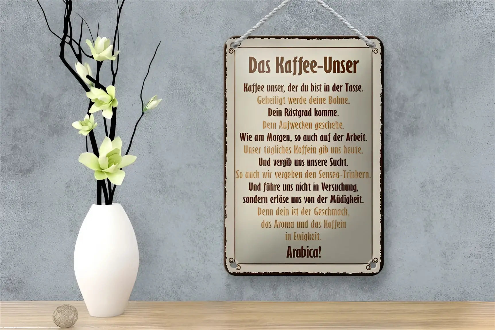 Ein rechteckiges metalblechschild kaffee unser mit rustikalem finish und dekorativem rand 12x18 cm