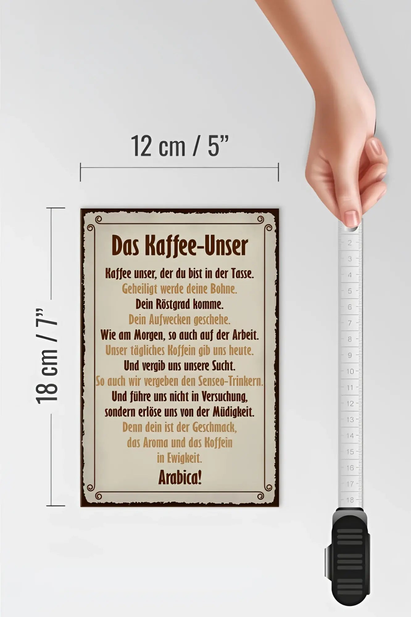 Ein rechteckiges beige holzschild kaffee unser mit braunem dekorrahmen und deutschem text in schwarz und braun