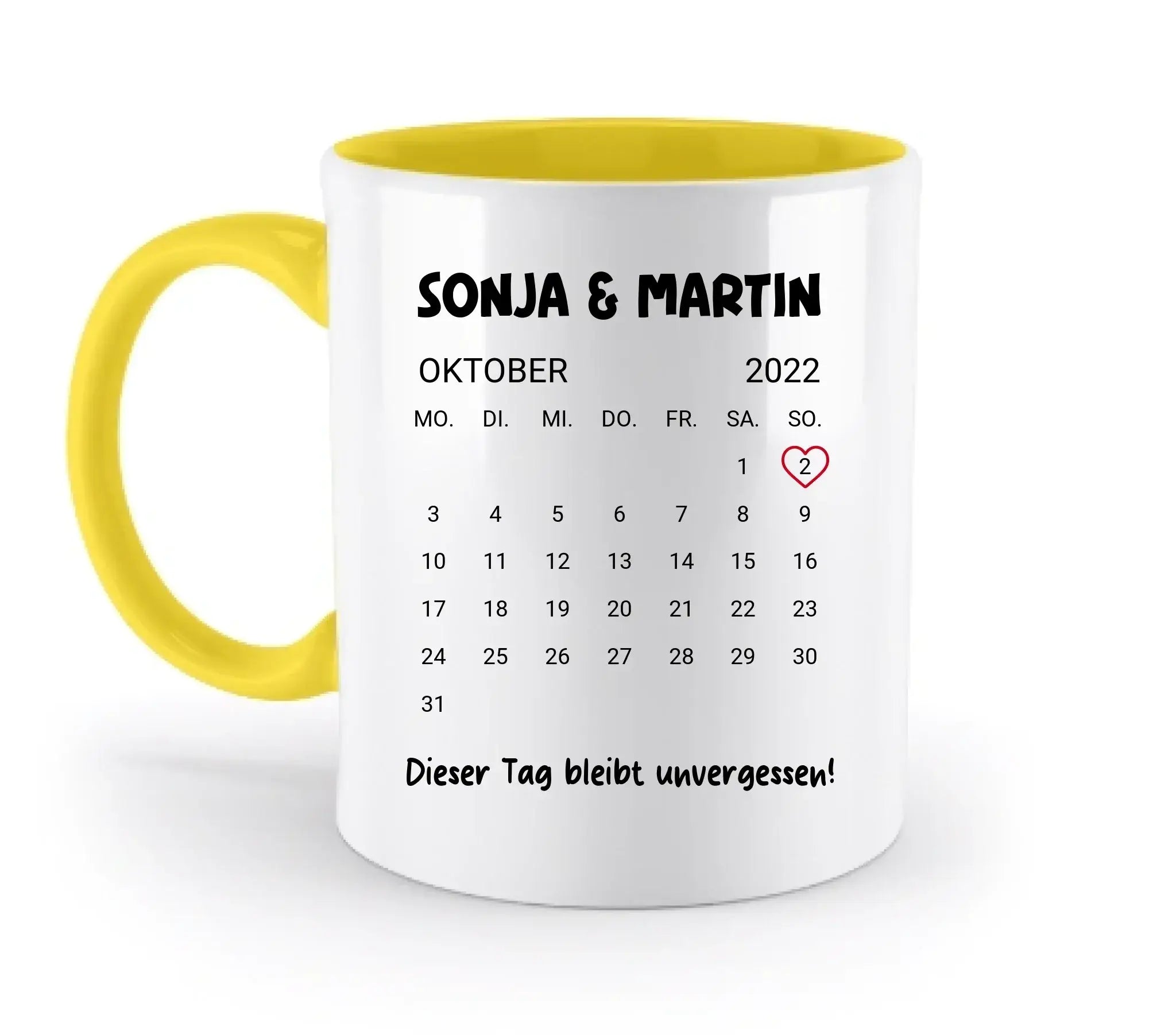 Weiße keramiktasse mit gelbem griff und innen, kalender oktober 2022 mit namen sonja und martin und spruch unvergessen
