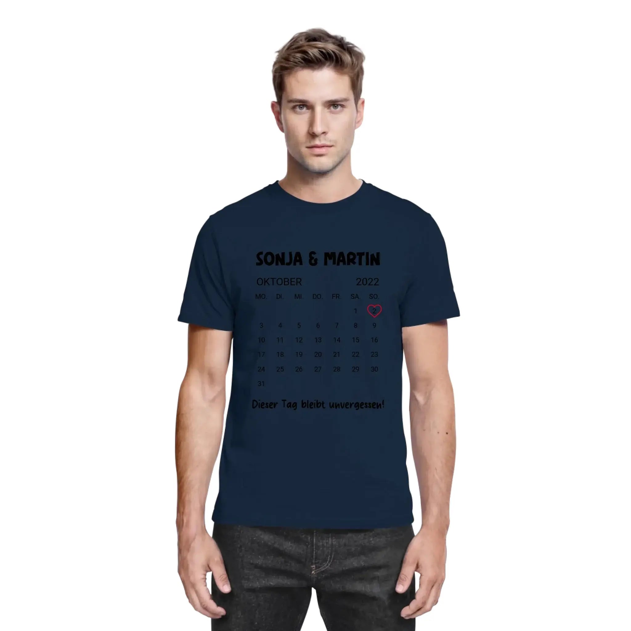 Navyblaue baumwoll t shirt mit schwarzem oktober 2022 kalenderdruck sonja & martin mit pinkem herz auf dem 1