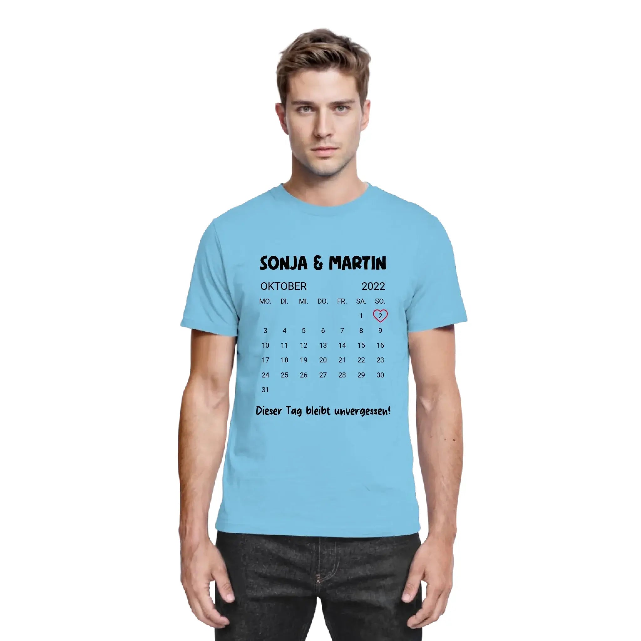 Light blue cotton t-shirt mit schwarzem oktober 2022 kalenderdruck personalisiert mit sonja martin und diesr tag bleibt unvergessen