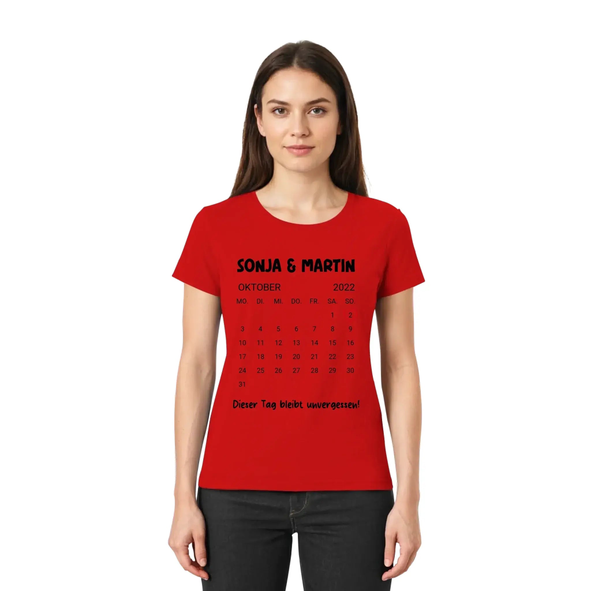 Rotes baumwoll t shirt mit schwarzem kalender oktober 2022 sonja martin und dieser tag bleibt unvergessen text