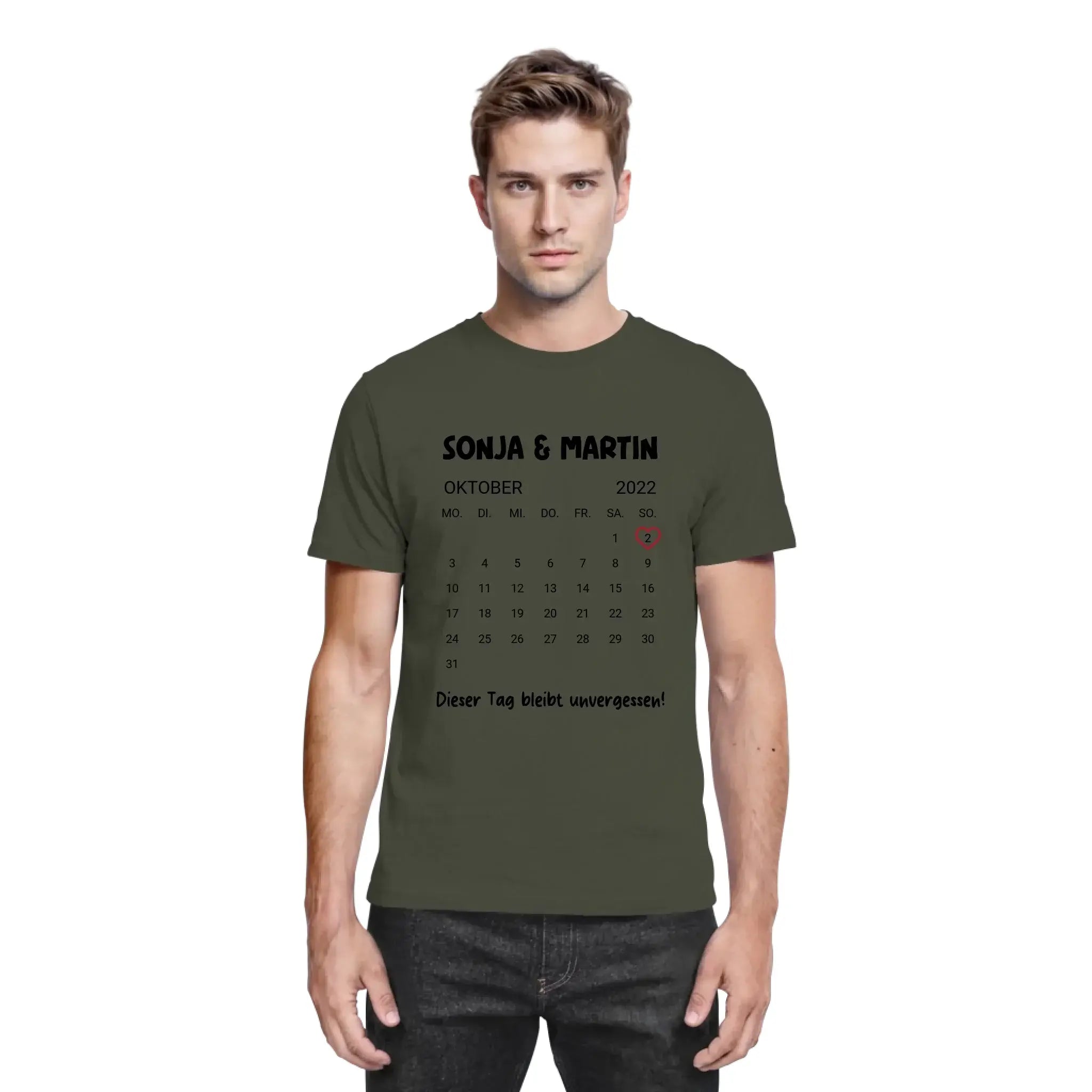 Olivegrünes baumwollshirt mit schwarzem oktober 2022 kalenderdruck und namen sonja und martin aus der statement collection