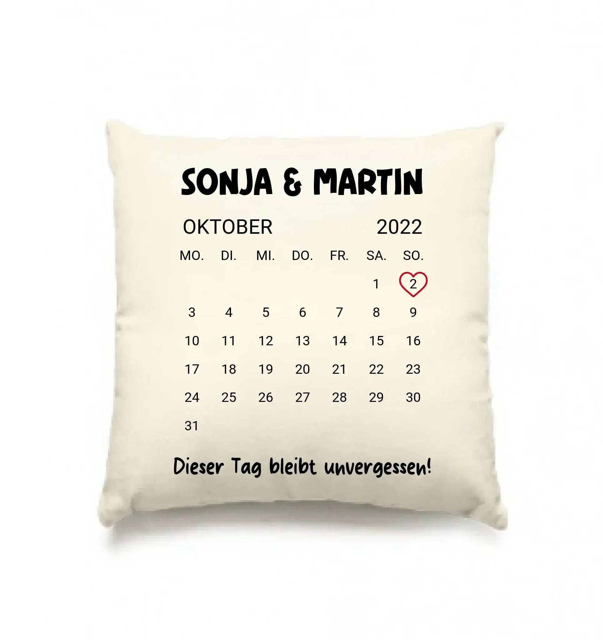 Creamfarbene kuschelkissen mit schwarzem oktober 2022 kalender für sonja & martin, datum 2 rot und herz markiert