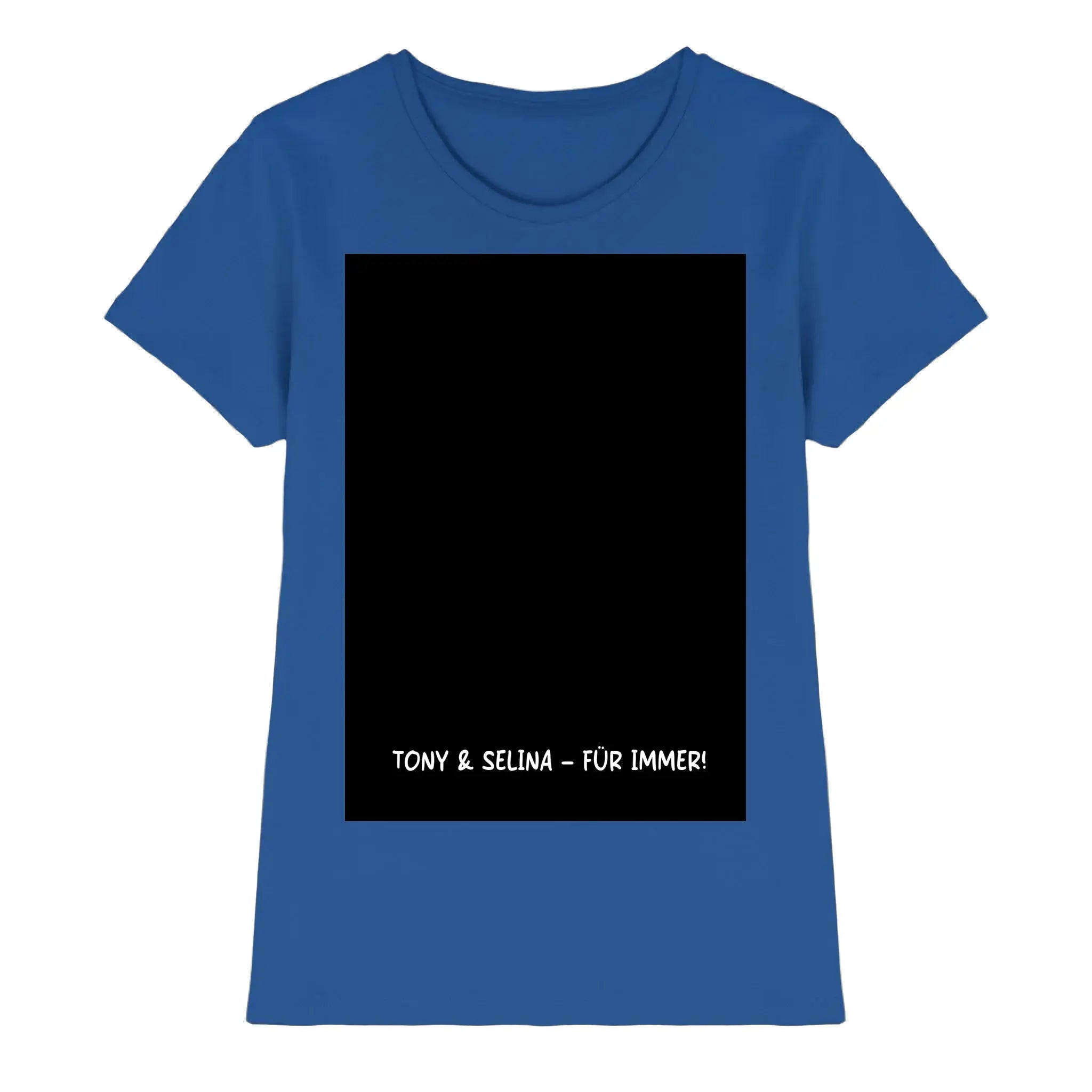 Ein royalblaues damen-t-shirt mit kurzen ärmeln und einem schwarzen rechteckigen panel mit weißem text ton y und selina für immer