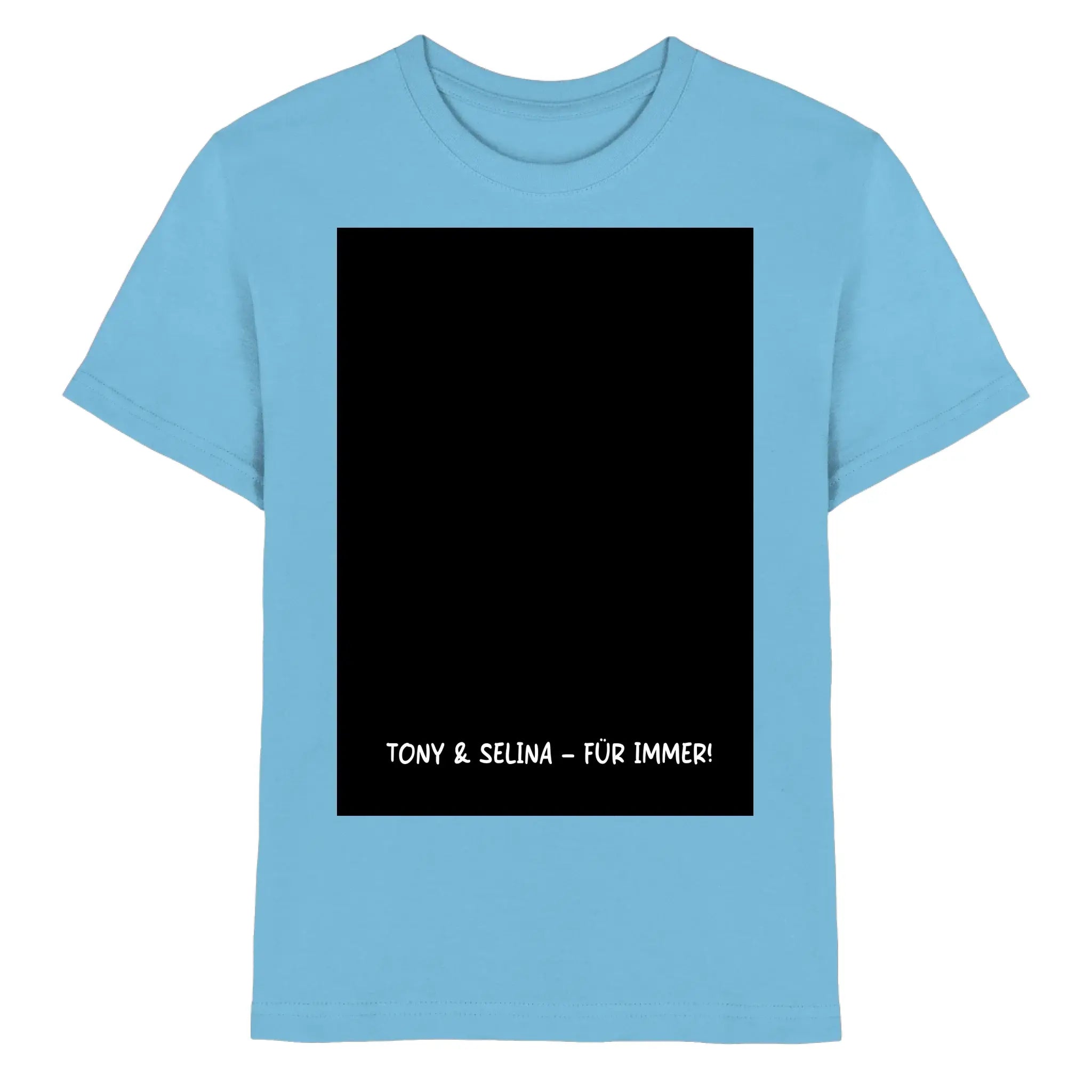 Hellblaues Baumwollshirt mit schwarzem rechteckigem KI-Cartoon-Effekt-Print und weißem Text tony & selina für immer