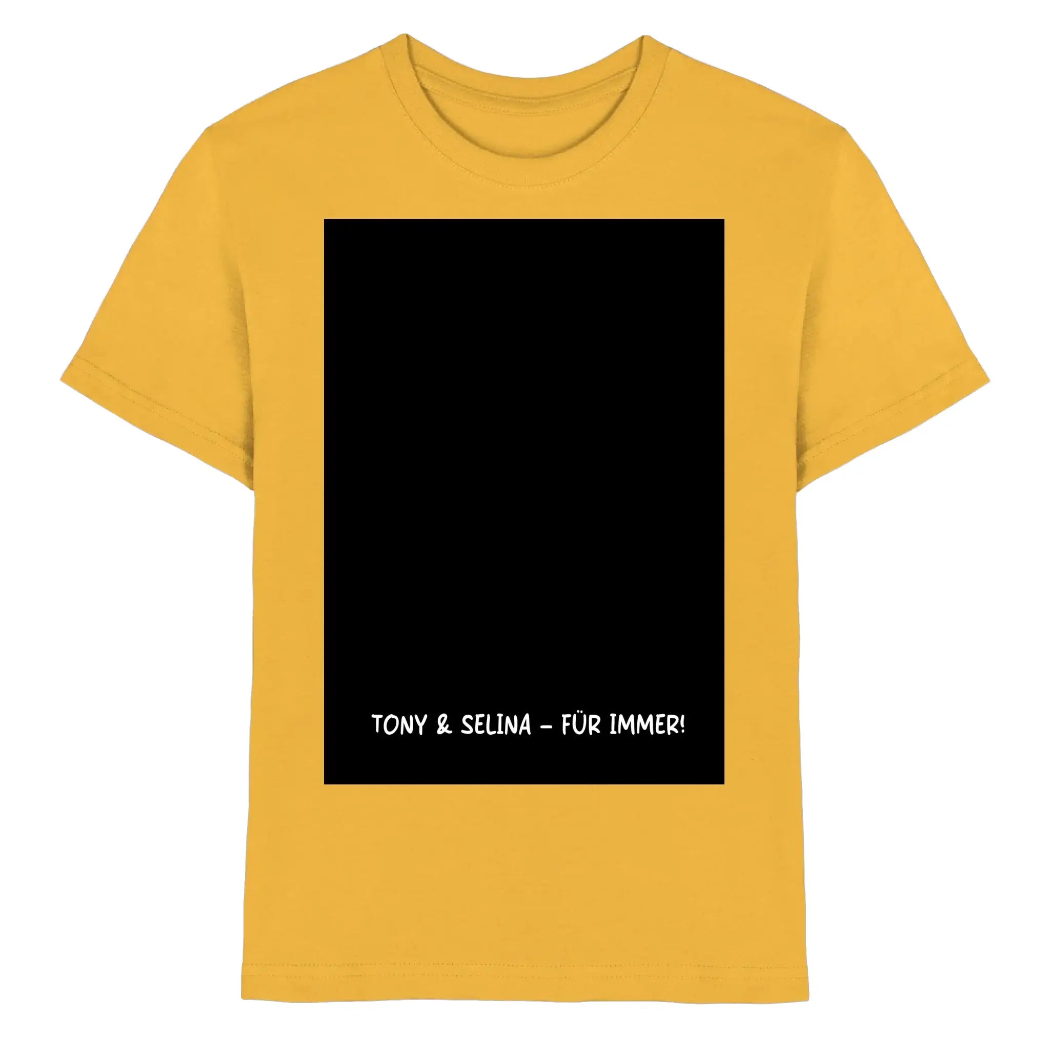 Ein senfgelbes baumwollshirt mit schwarzem rechteckigem print und weißem text tony & selina für immer aus der statement collection