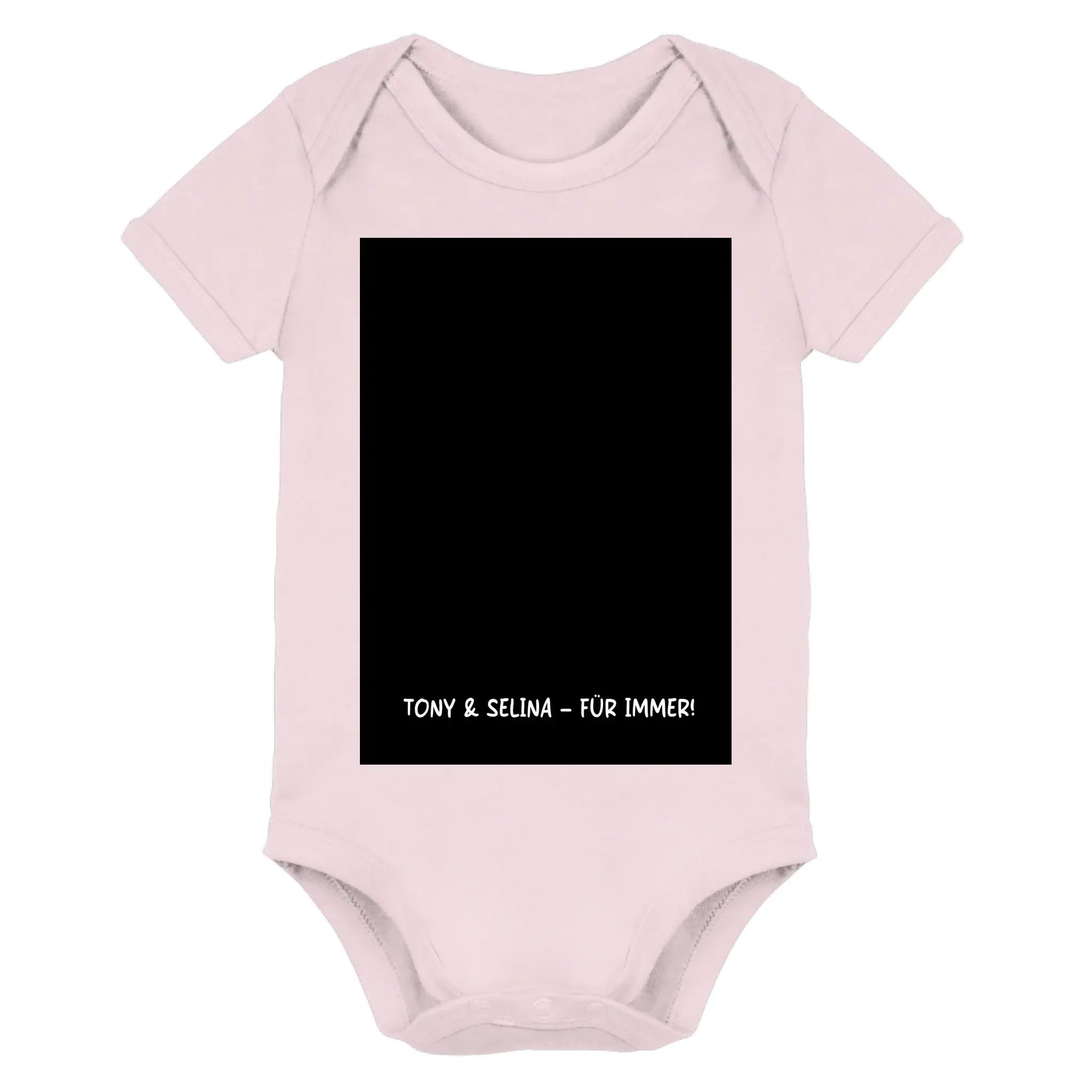 Ein weiches rosa babybody mit schwarzem rechteckigem panel und weißem text tony & selina für immer aus der statement-collection
