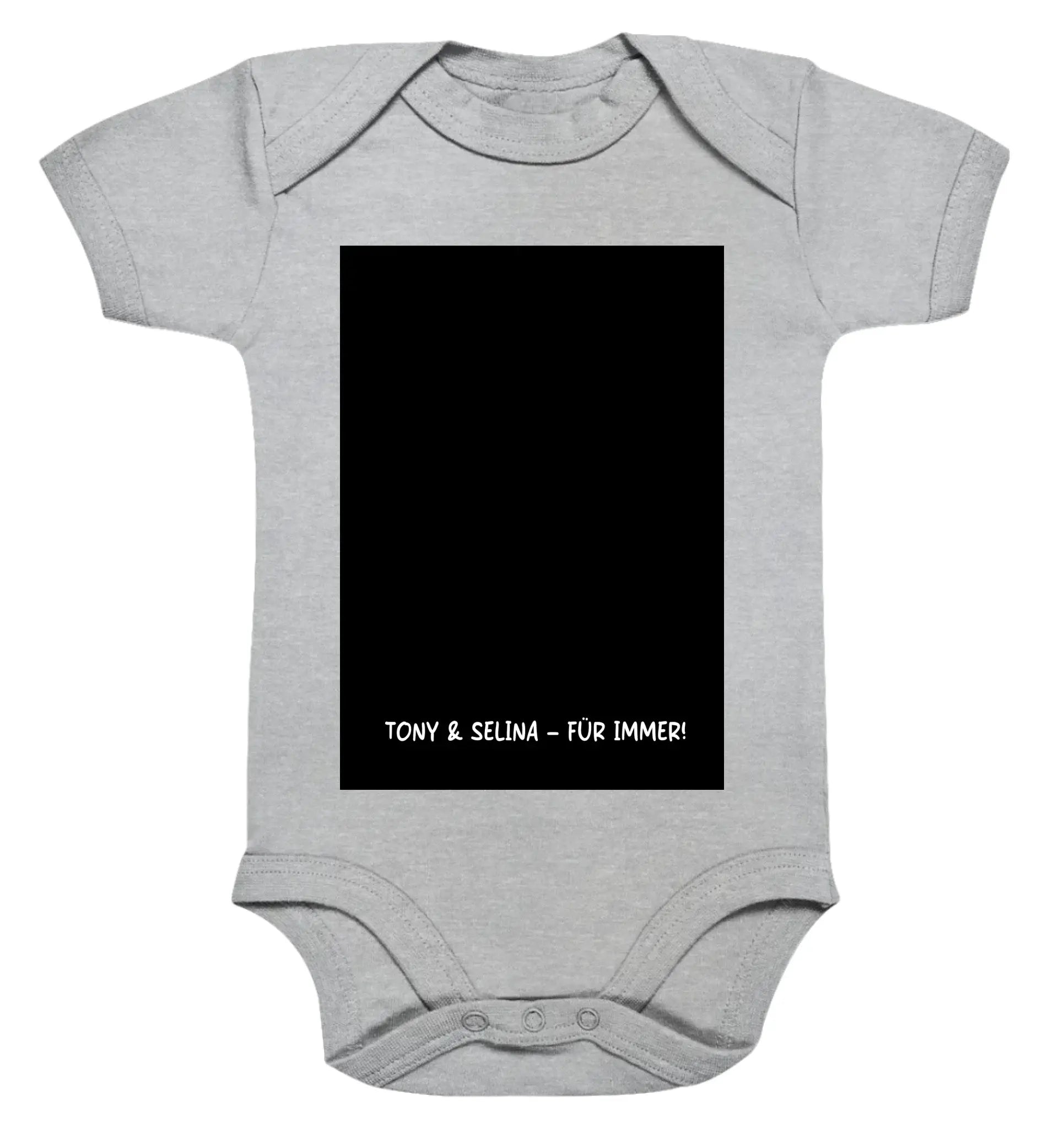 Grauer babystrampler mit schwarzem rechteck und weißem text tony & selina für immer aus der statement collection