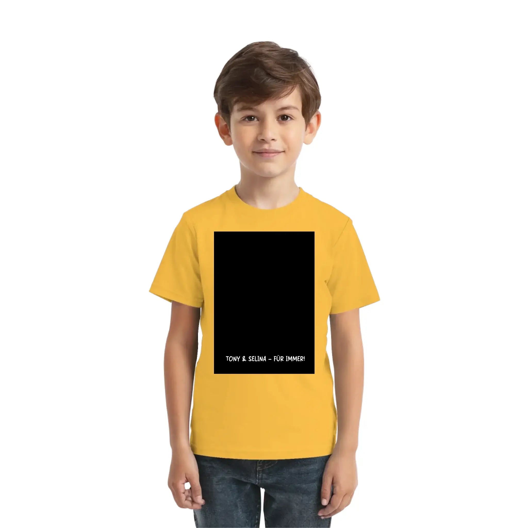 Gelbes kurzarmshirt mit schwarzem rechteckigem print und weißem text tony & selina für immer aus der statement collection